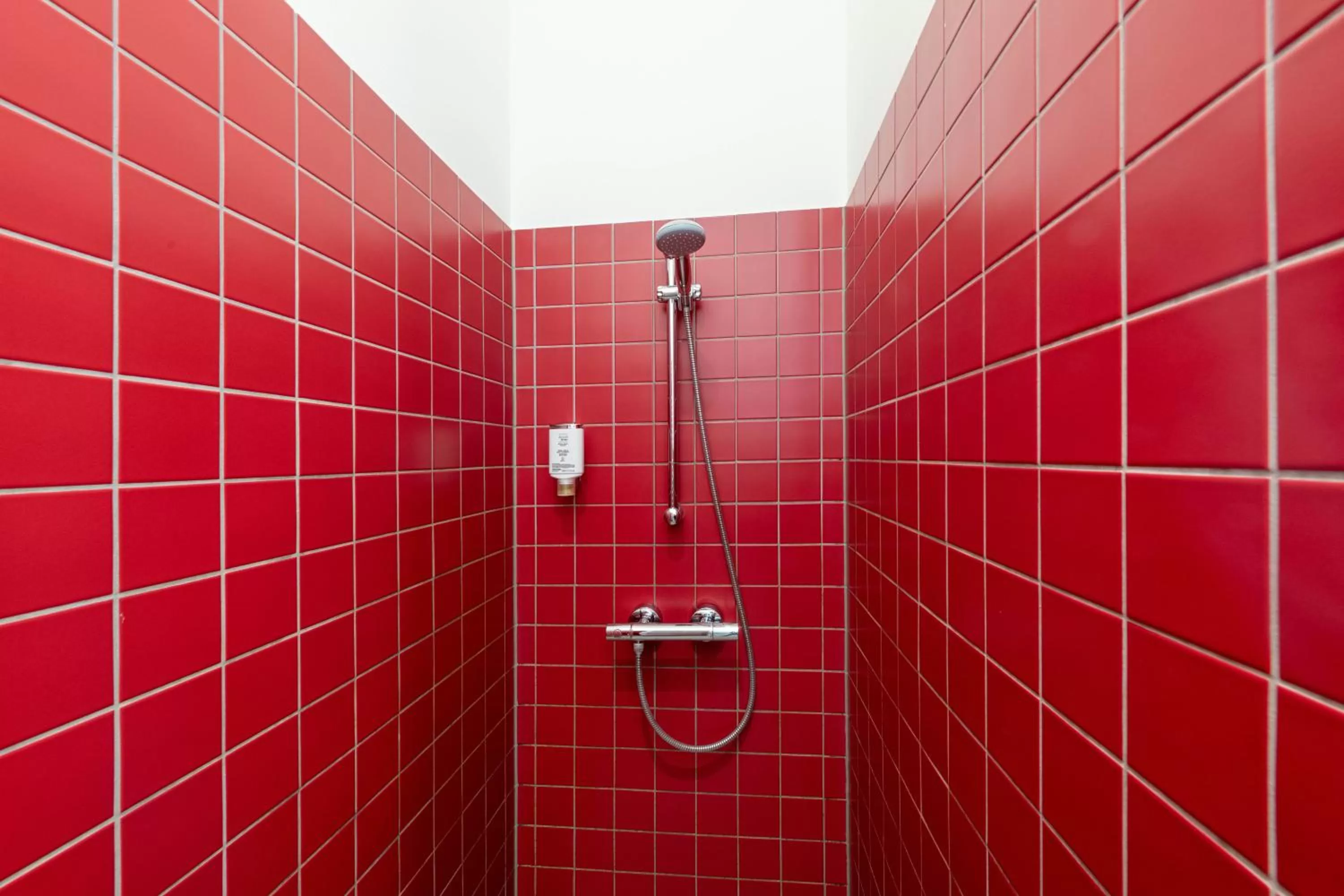 Shower, Bathroom in Hotel am Großen Waisenhaus