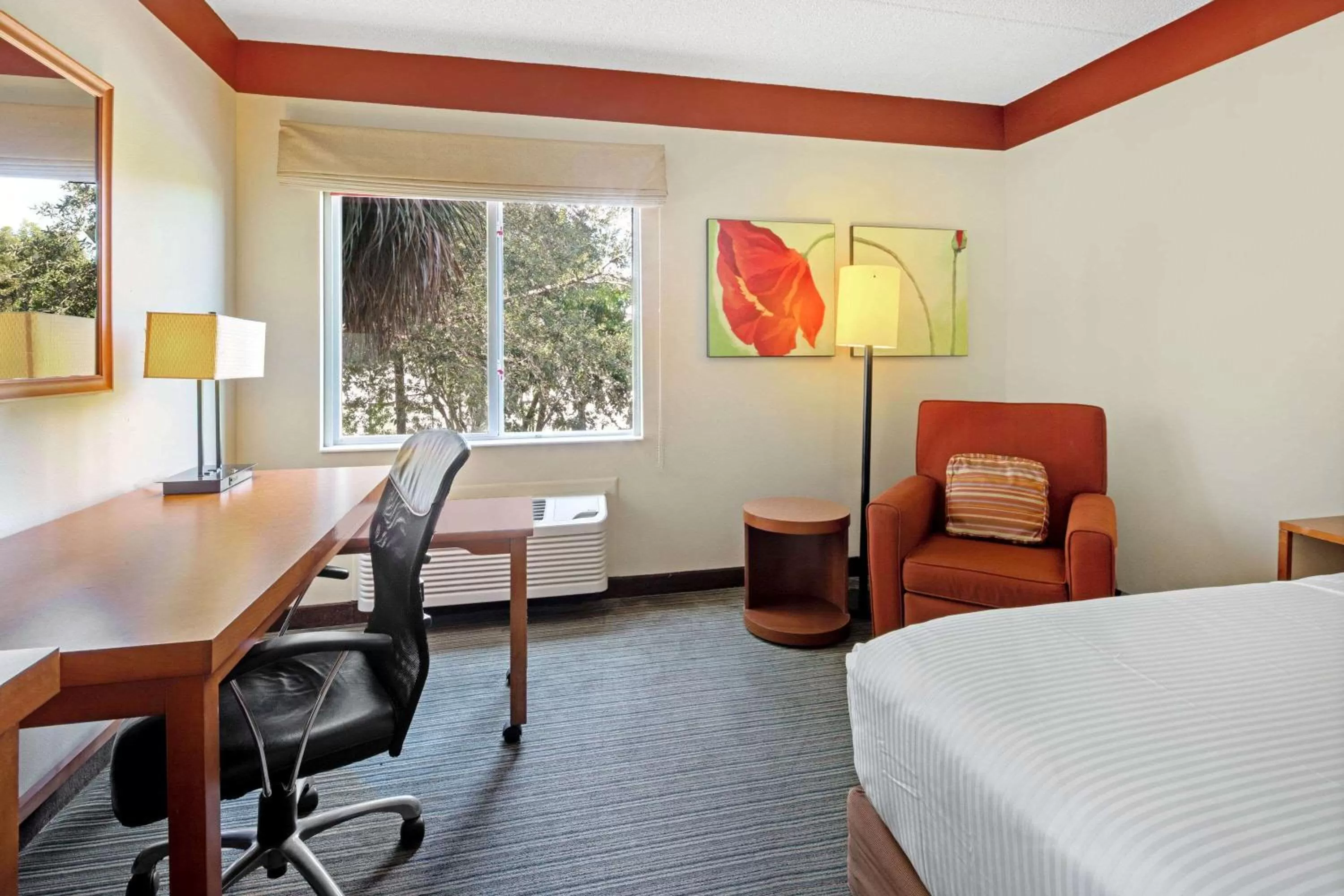 Photo of the whole room in La Quinta by Wyndham Miami Cutler Bay