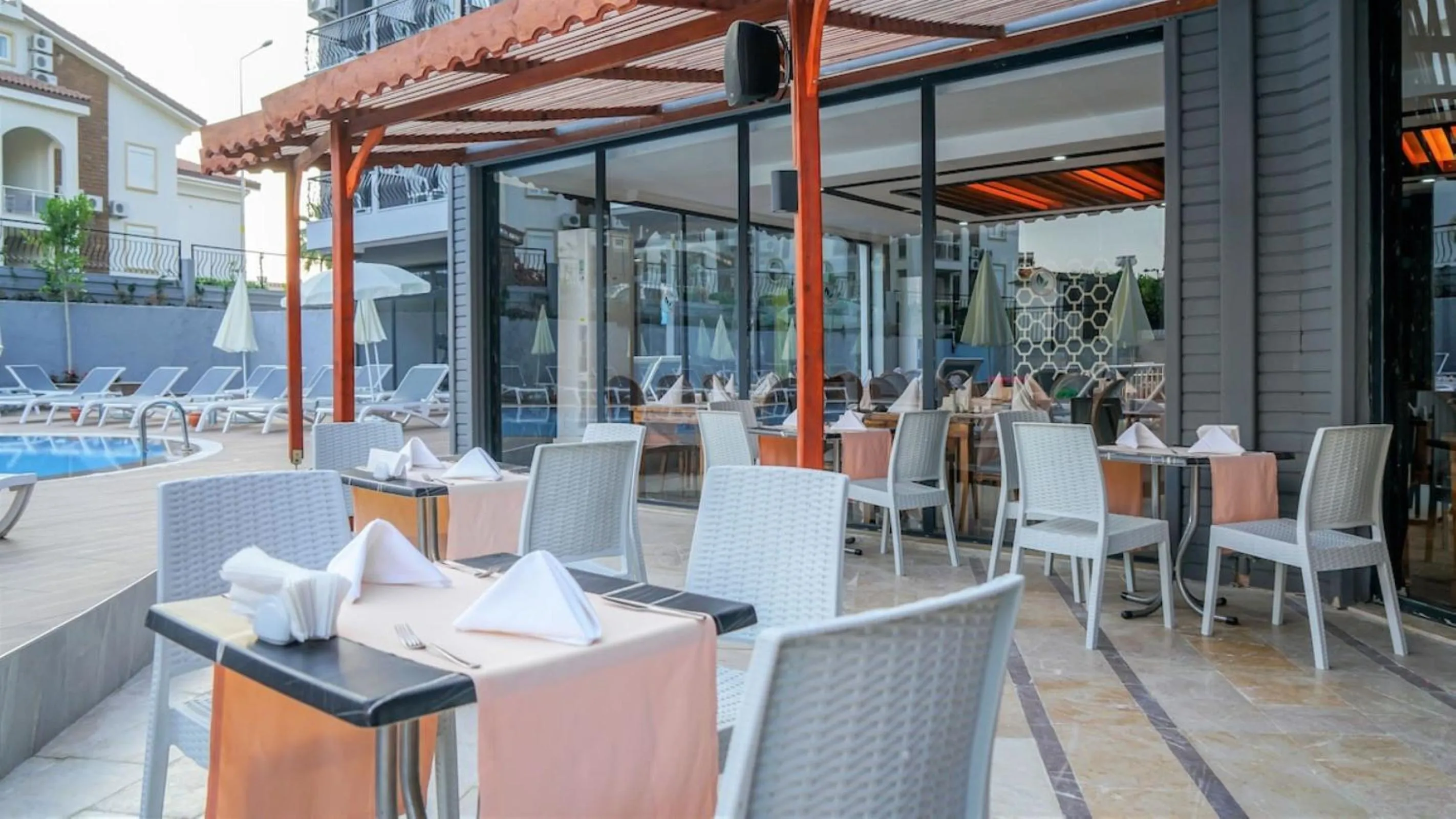 Patio in Clover Magic Park Side Hotel