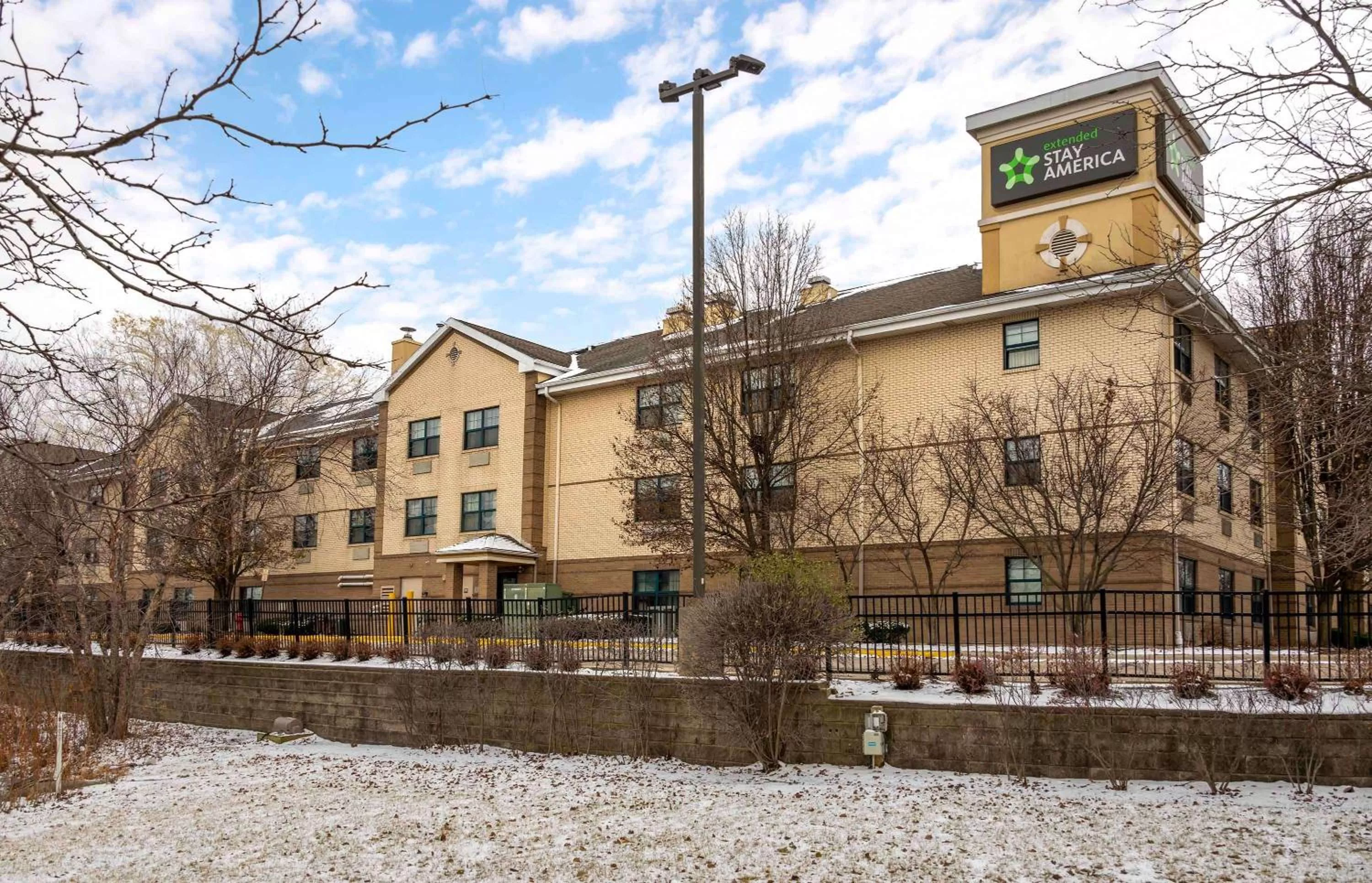 Property building in Extended Stay America Suites - Chicago - Schaumburg - I-90