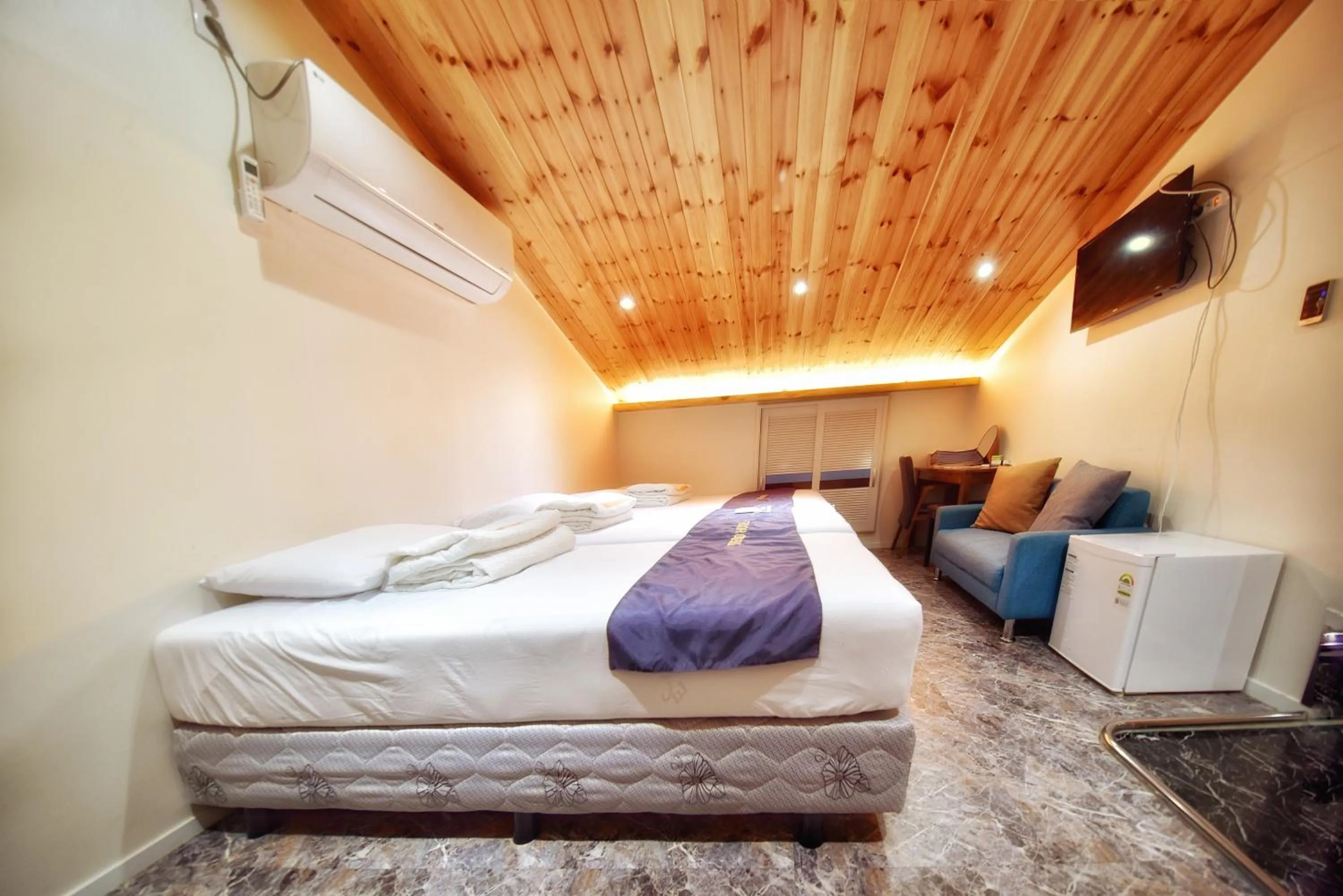 Property building, Bed in The Road Hotel