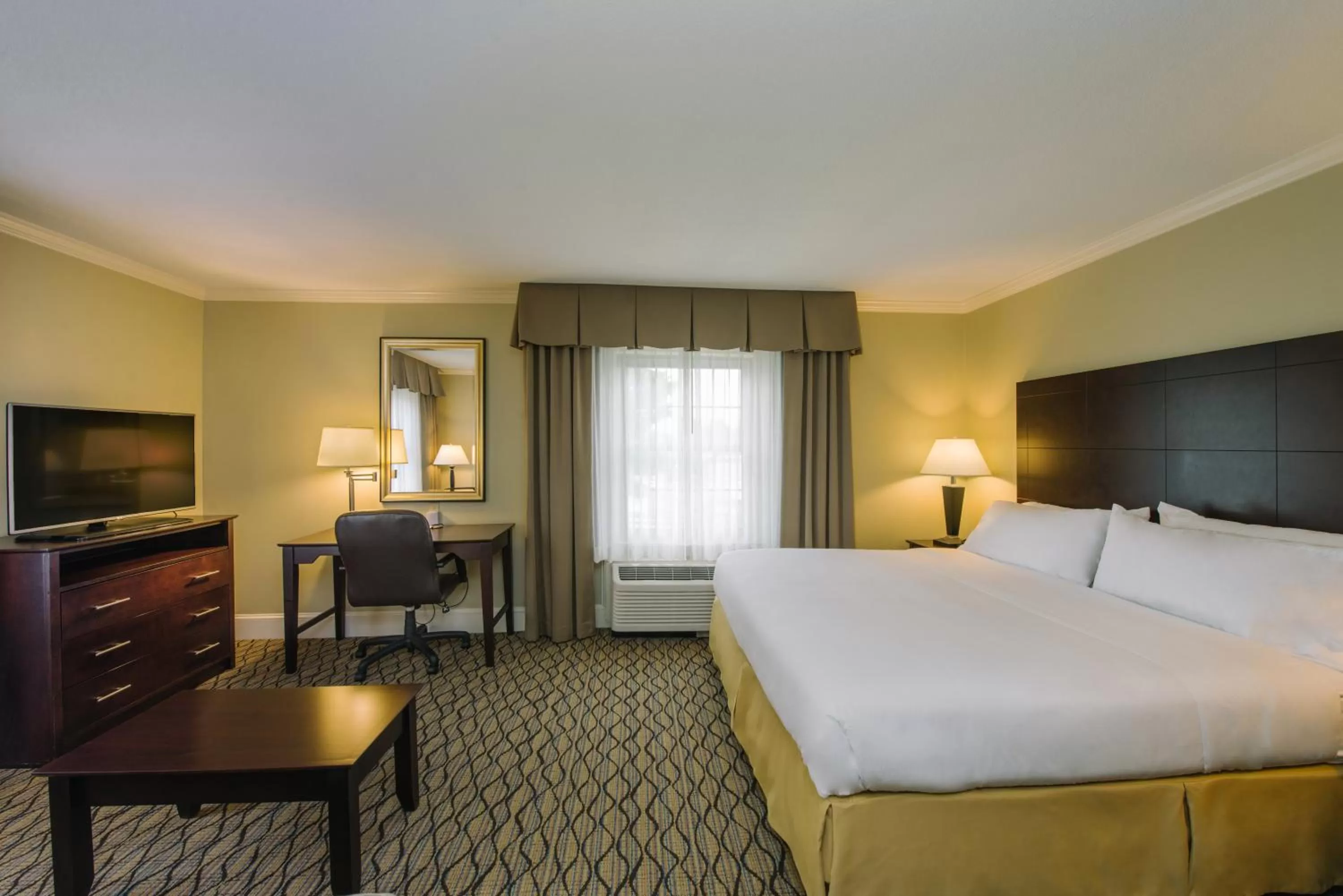 Photo of the whole room, Bed in Holiday Inn Express and Suites Merrimack by IHG