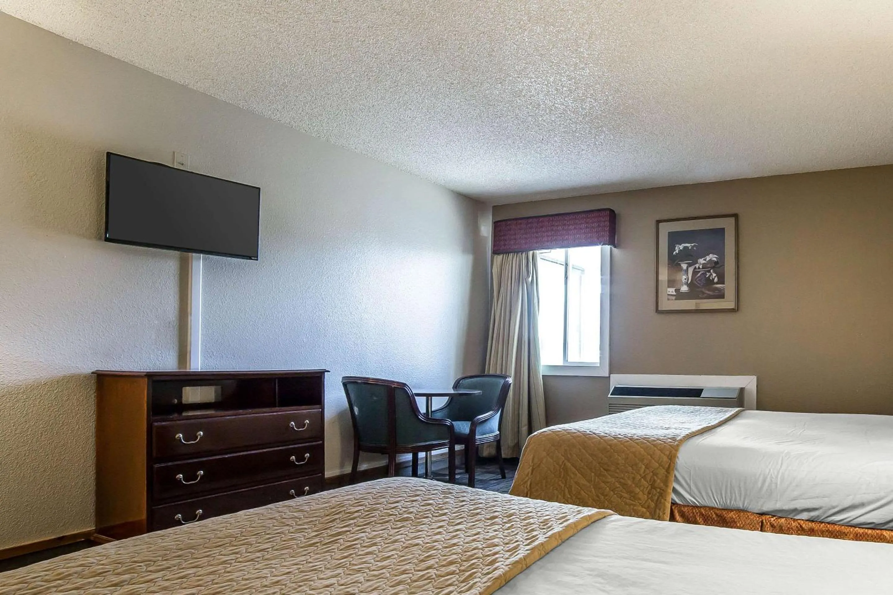Photo of the whole room, Bed in Rodeway Inn Cheyenne I-80 East