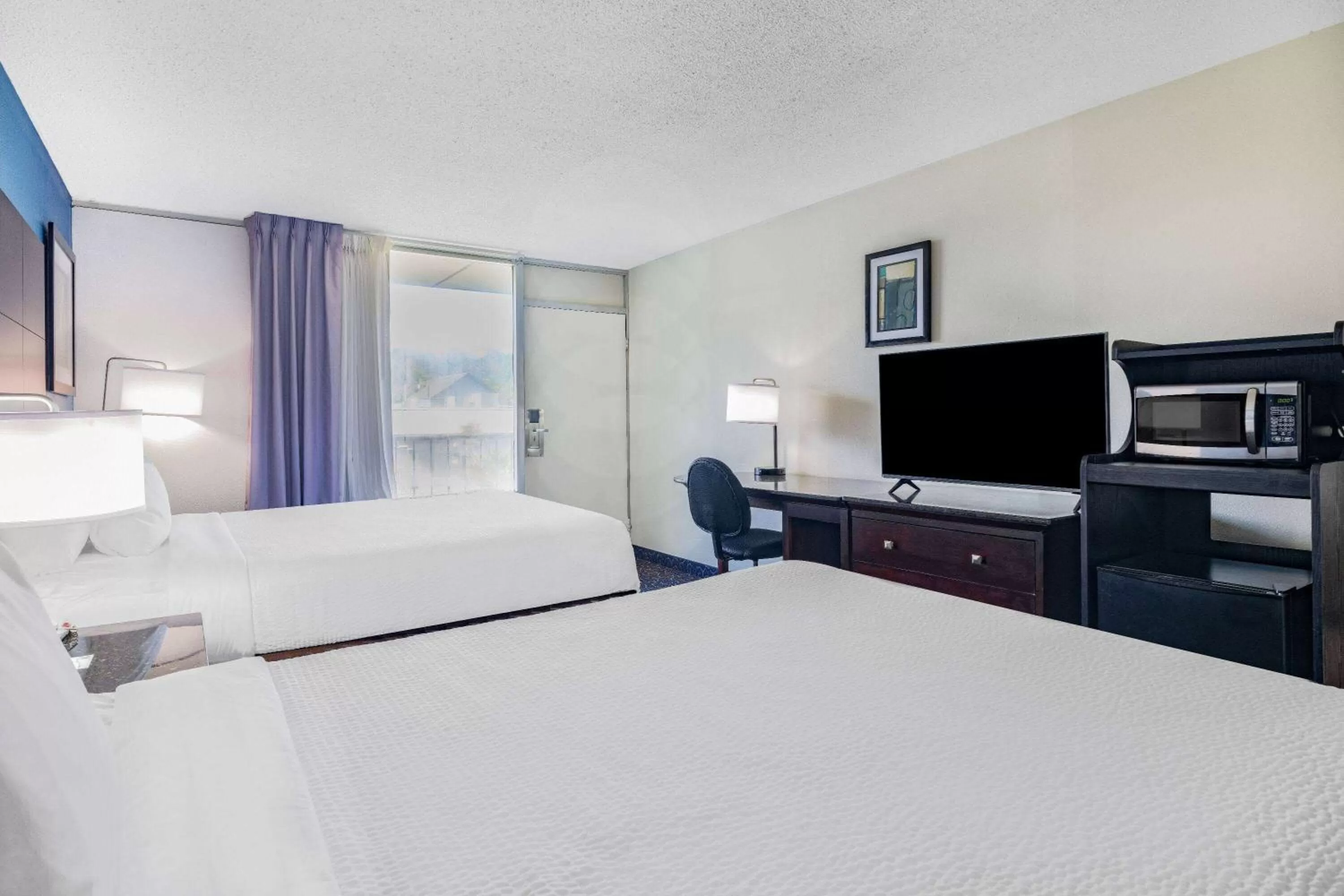 Photo of the whole room, Bed in Days Inn and Suites by Wyndham Oxford