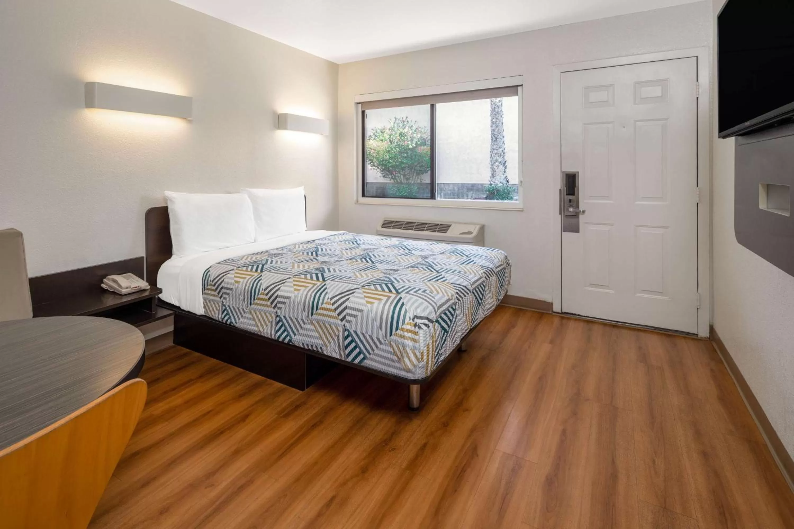 Photo of the whole room, Bed in Motel 6-Santa Barbara, CA - State Street