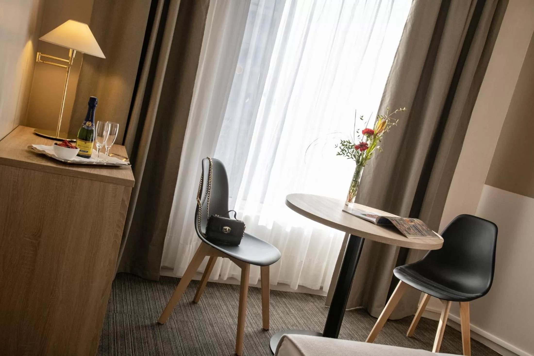 Bedroom in Hotel Amarante Cannes