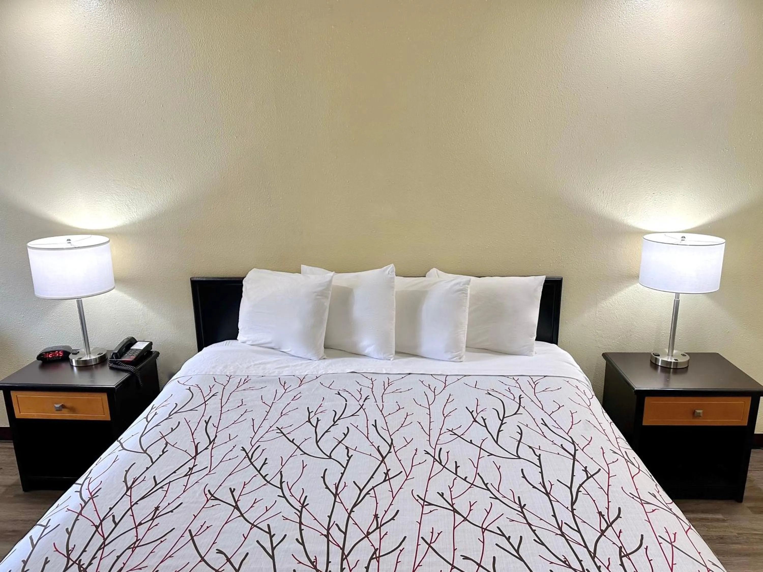 Bed in Travelers Inn Elizabeth City