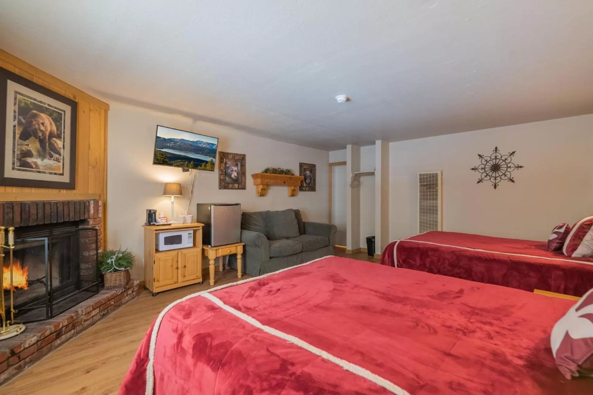 Photo of the whole room, Bed in Black Forest Lodge