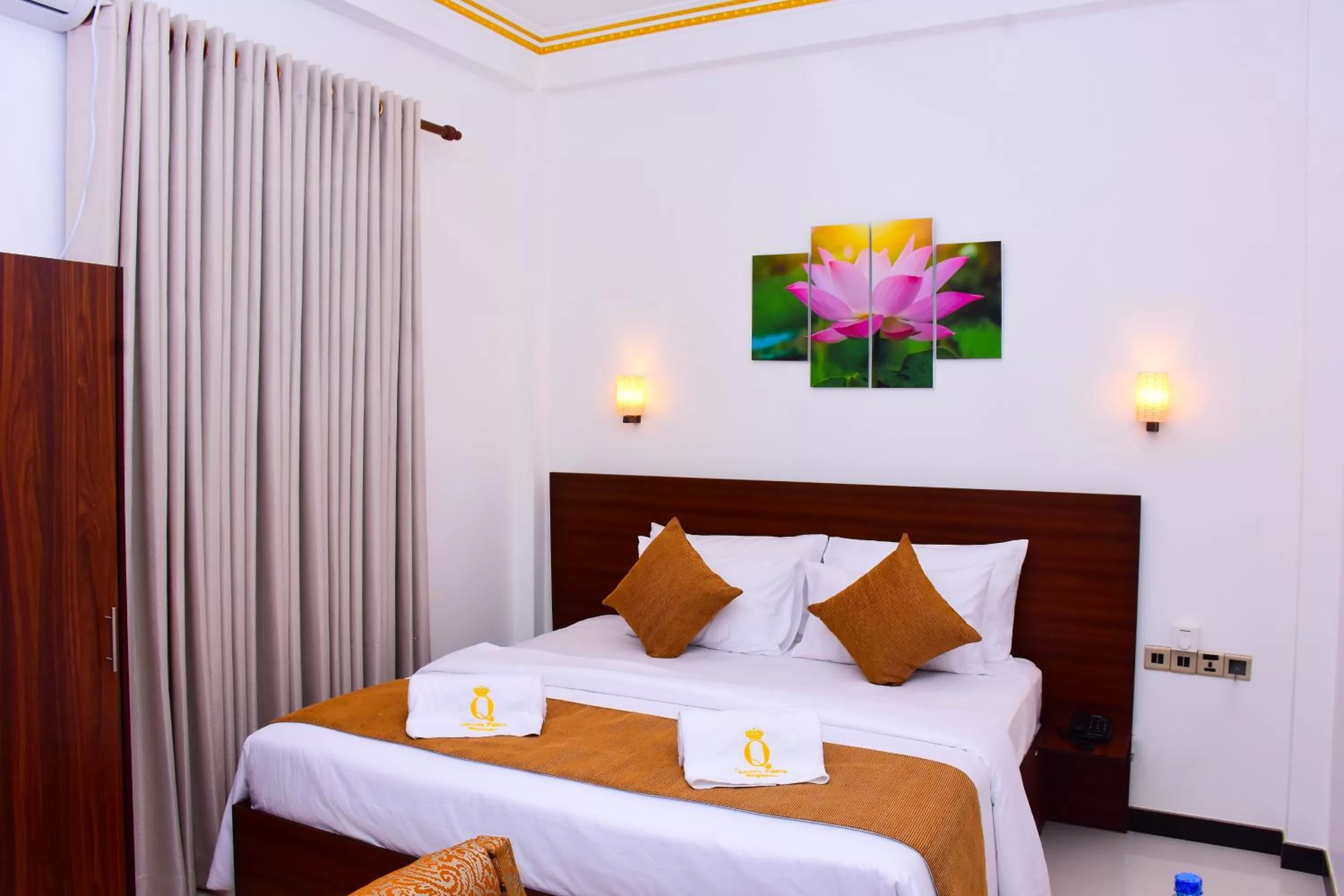 Bedroom, Bed in Negombo New Queen's Palace