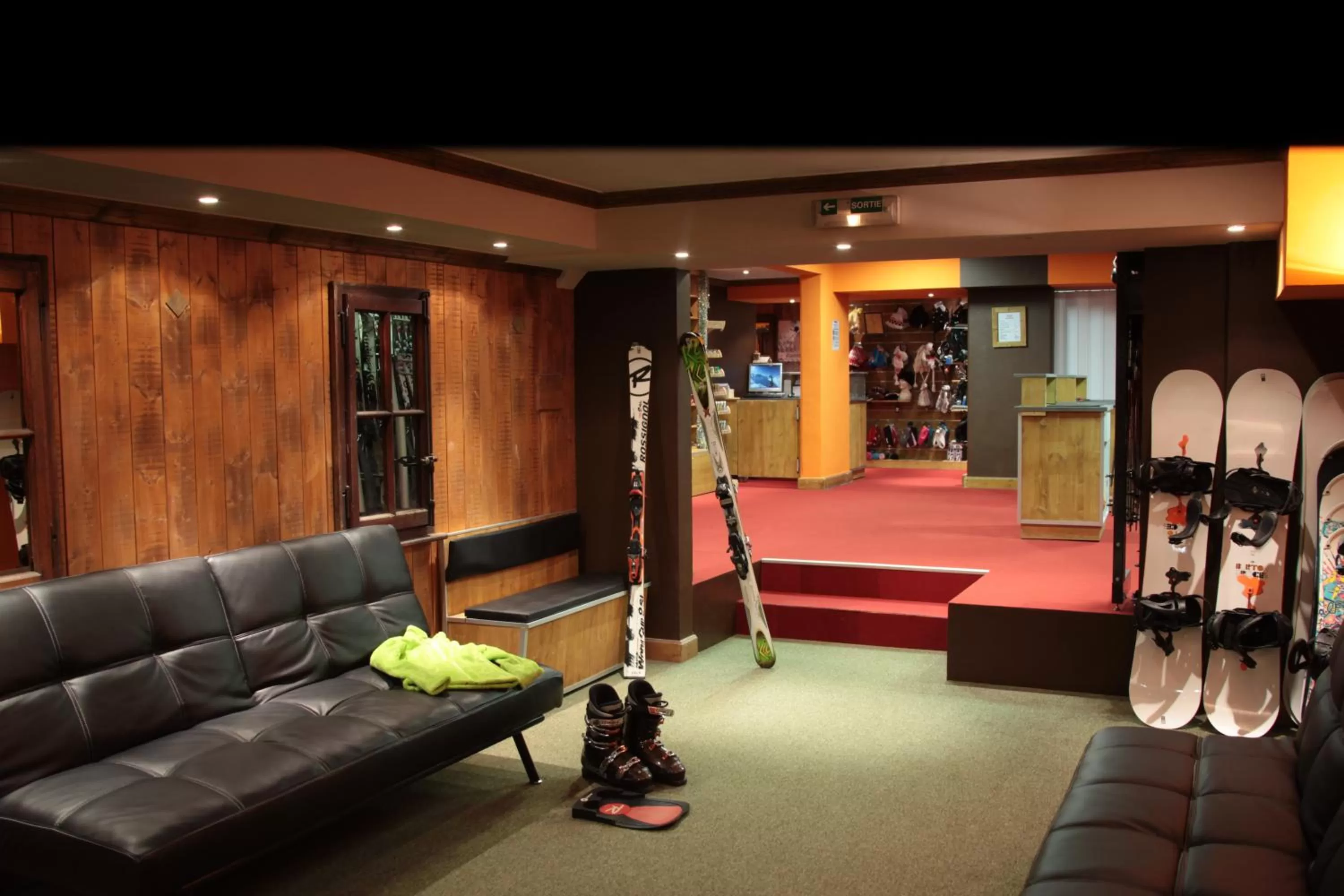 Shopping Area in Hôtel Les Suites du Montana by Les Etincelles