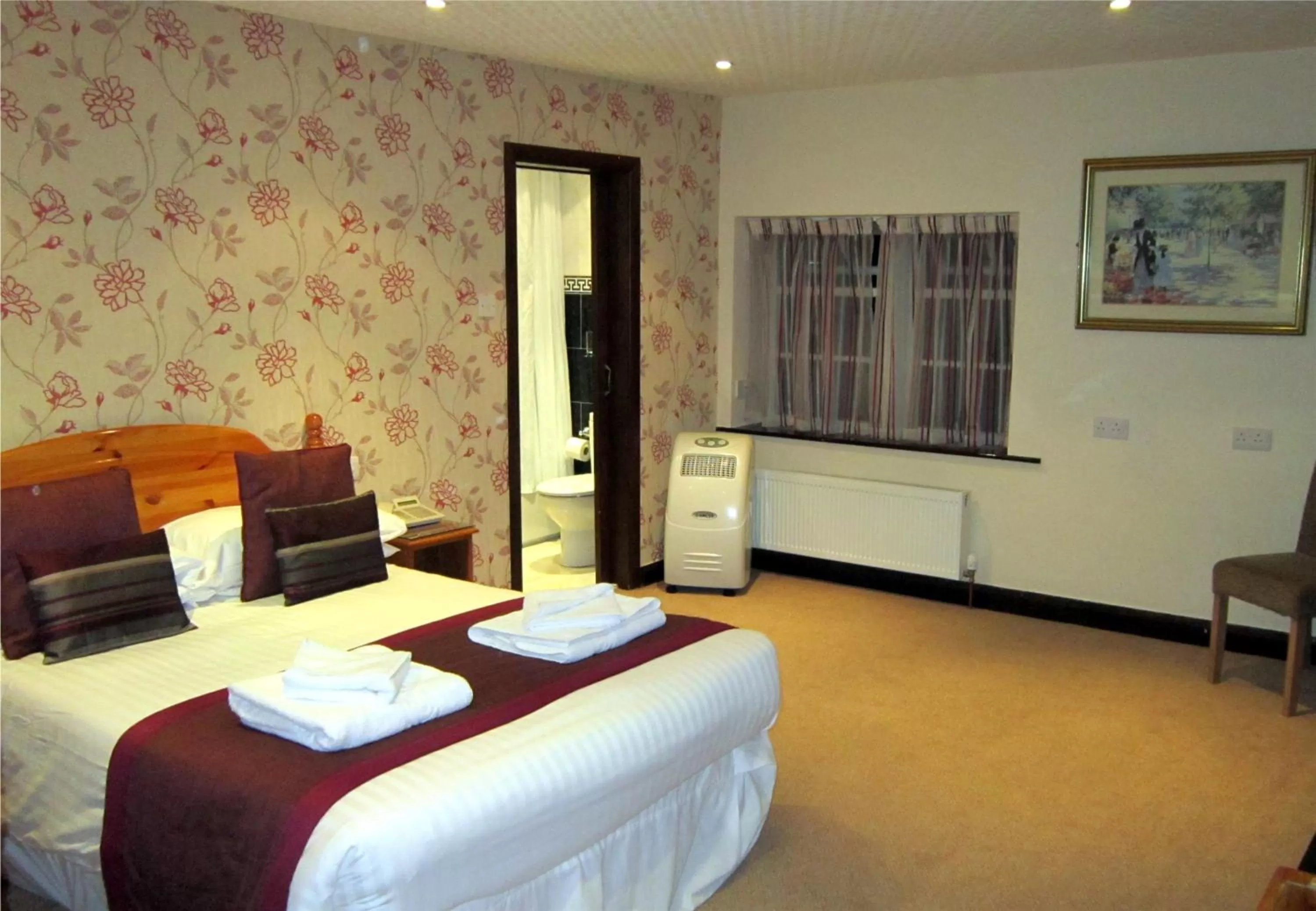 Bedroom, Bed in The Old White Lion Hotel