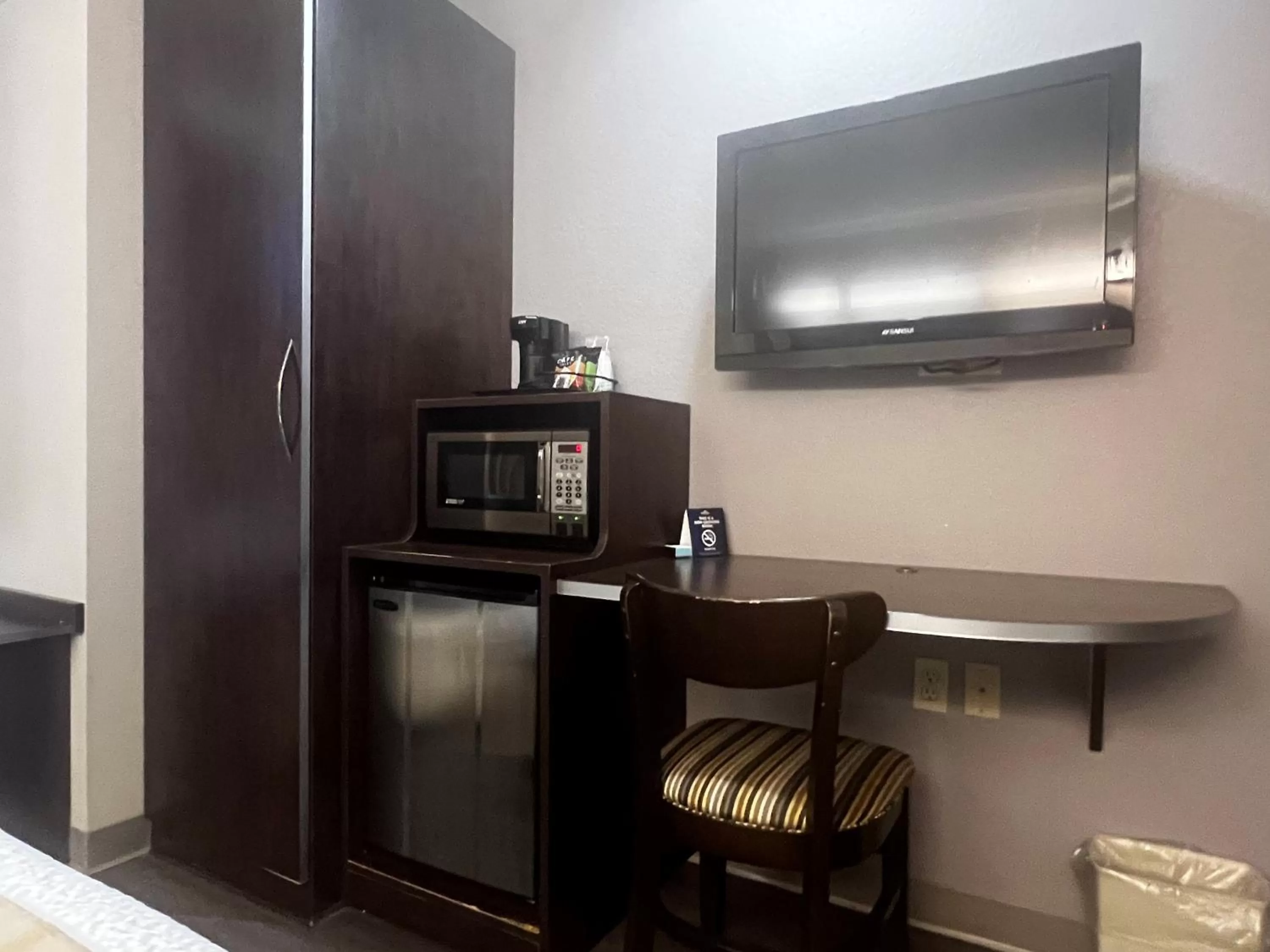 TV and multimedia in Microtel Inn & Suites by Wyndham Pearl River/Slidell