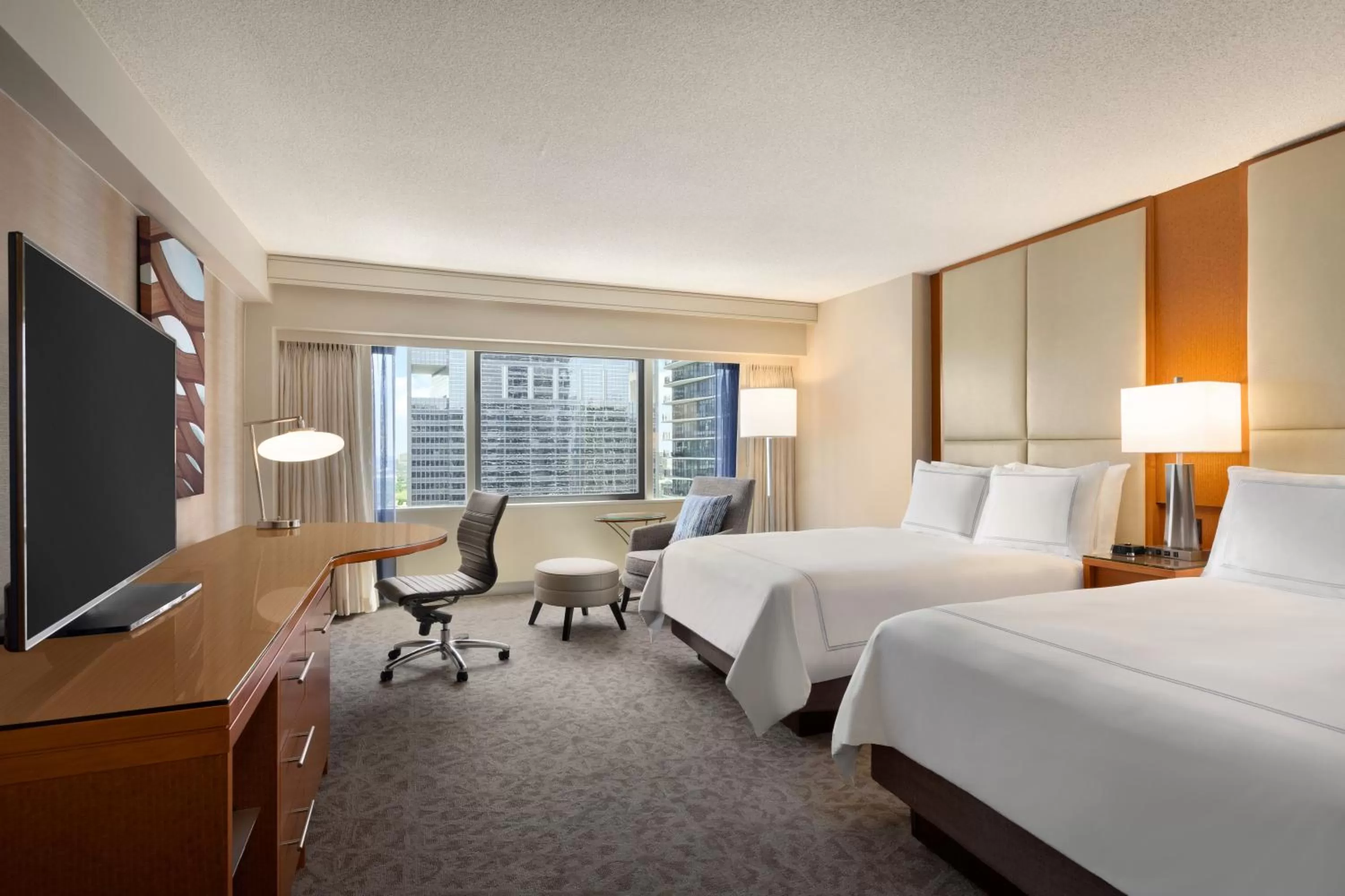 Photo of the whole room, Bed in Swissotel Chicago