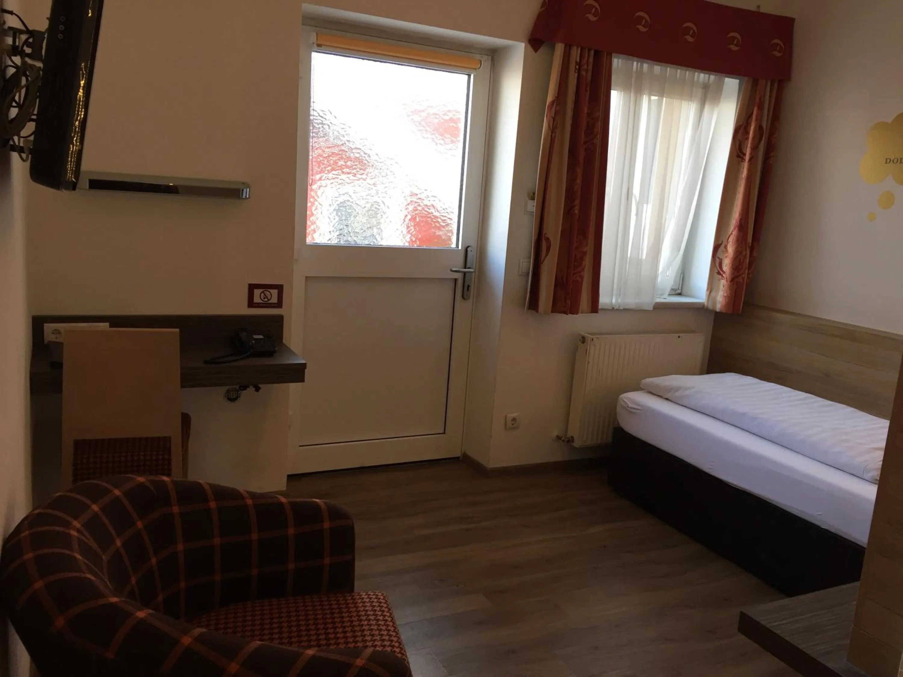 Photo of the whole room, Bed in Dollinger