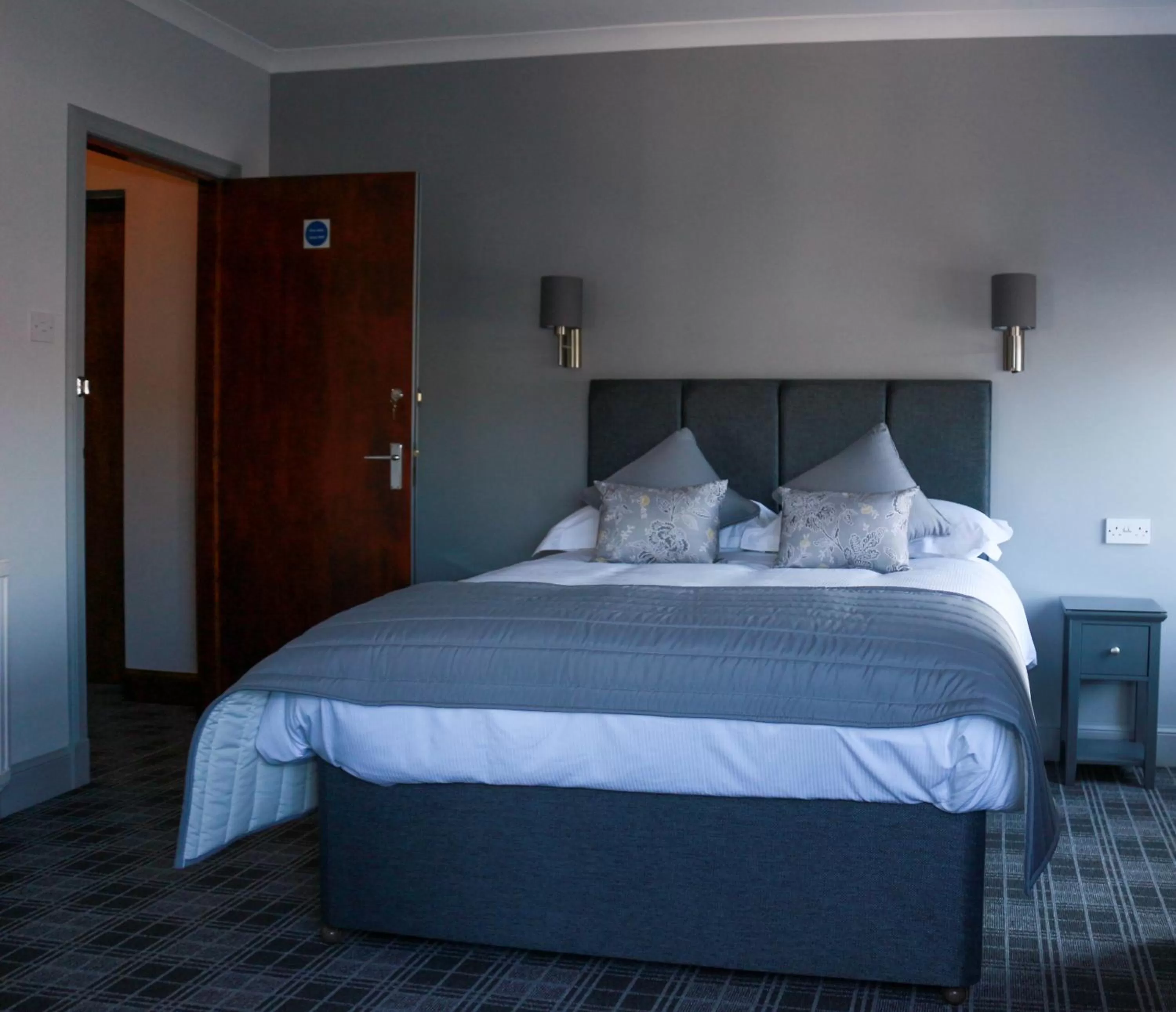 Photo of the whole room, Bed in The Royal Hotel