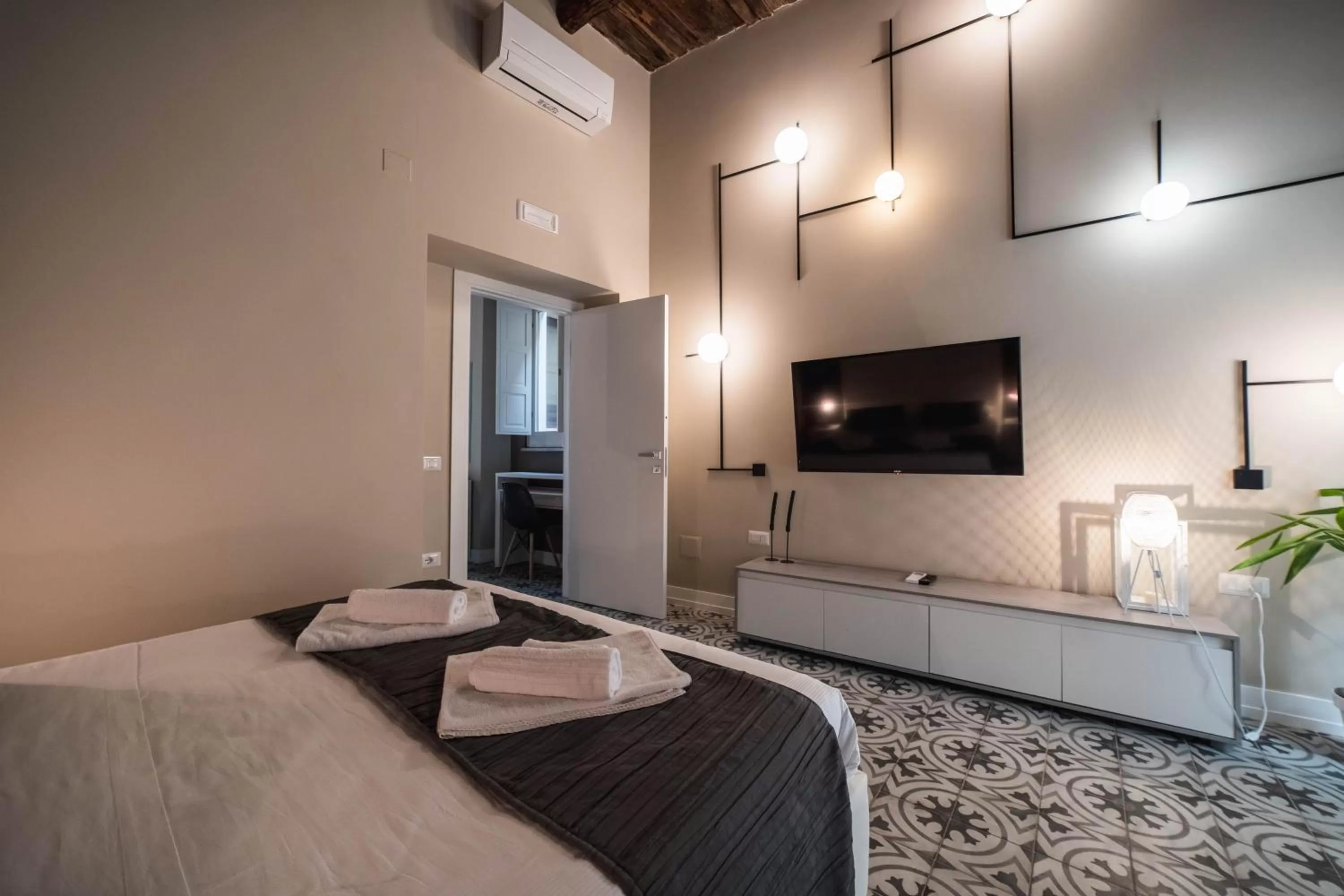 Bed in Palazzo Paladini - Luxury Suites in the Heart of the Old Town