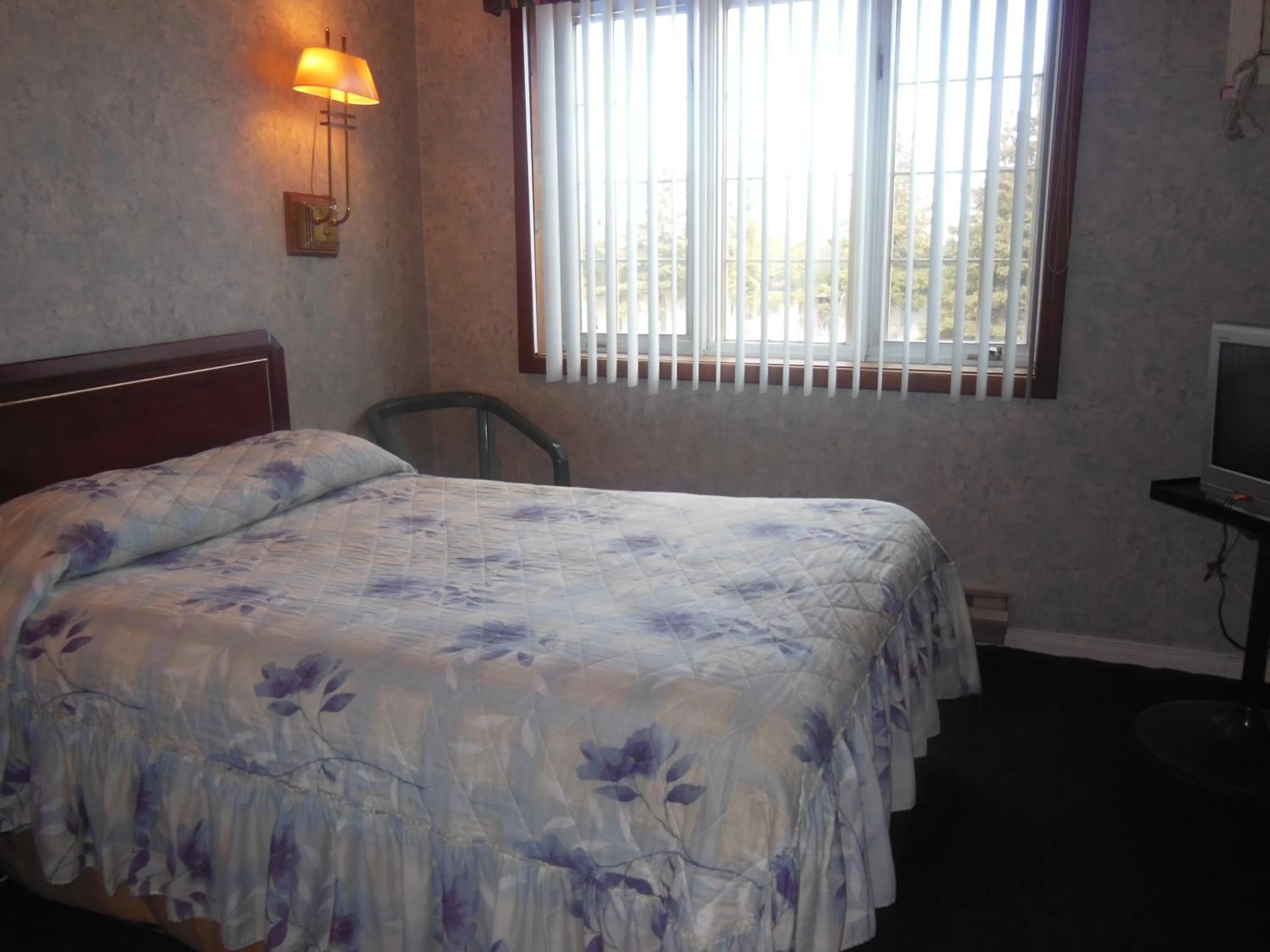 Day, Bed in Motel Le Paysan