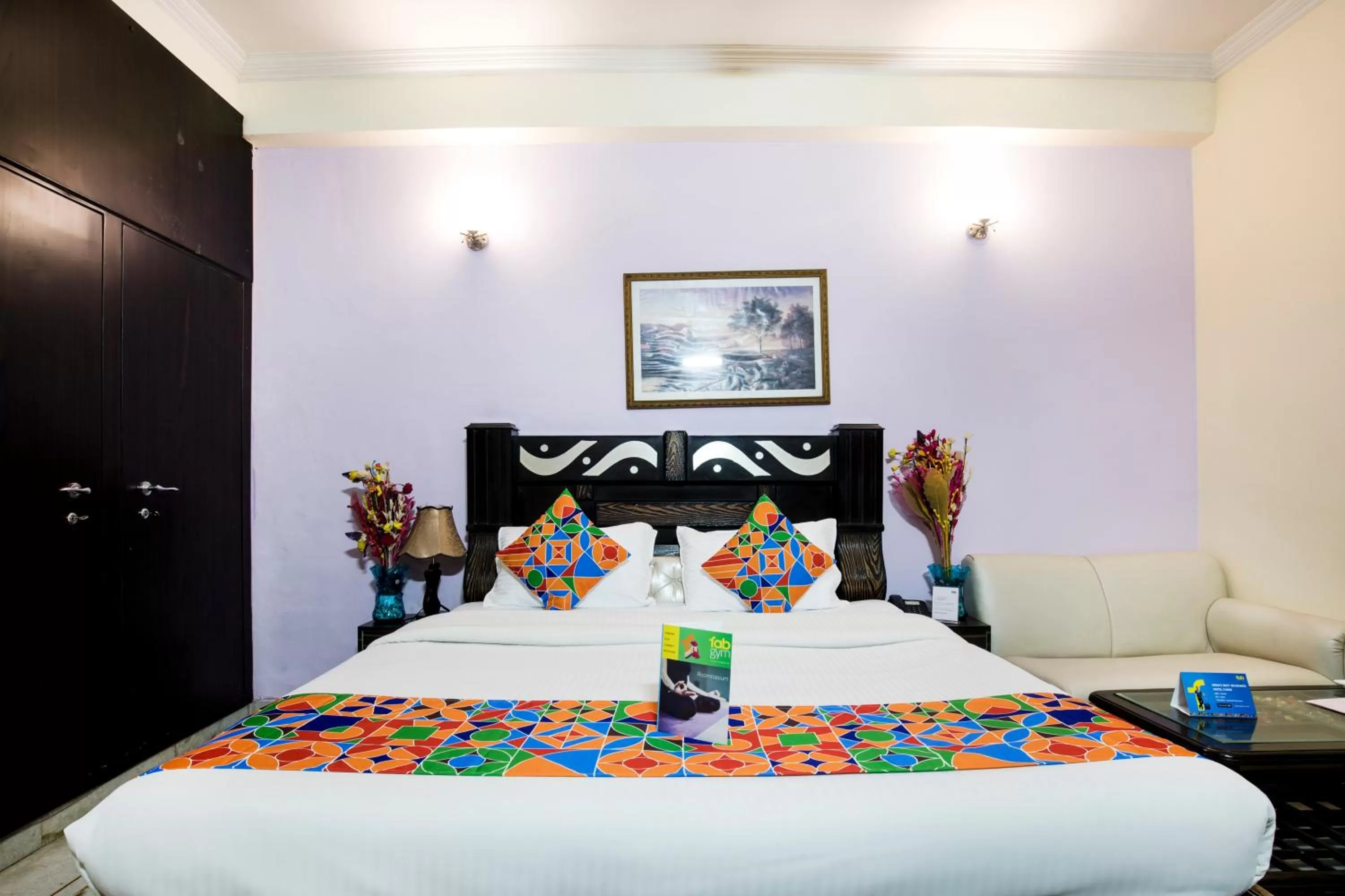 Seating area, Bed in FabExpress IVY Inn Sector 35