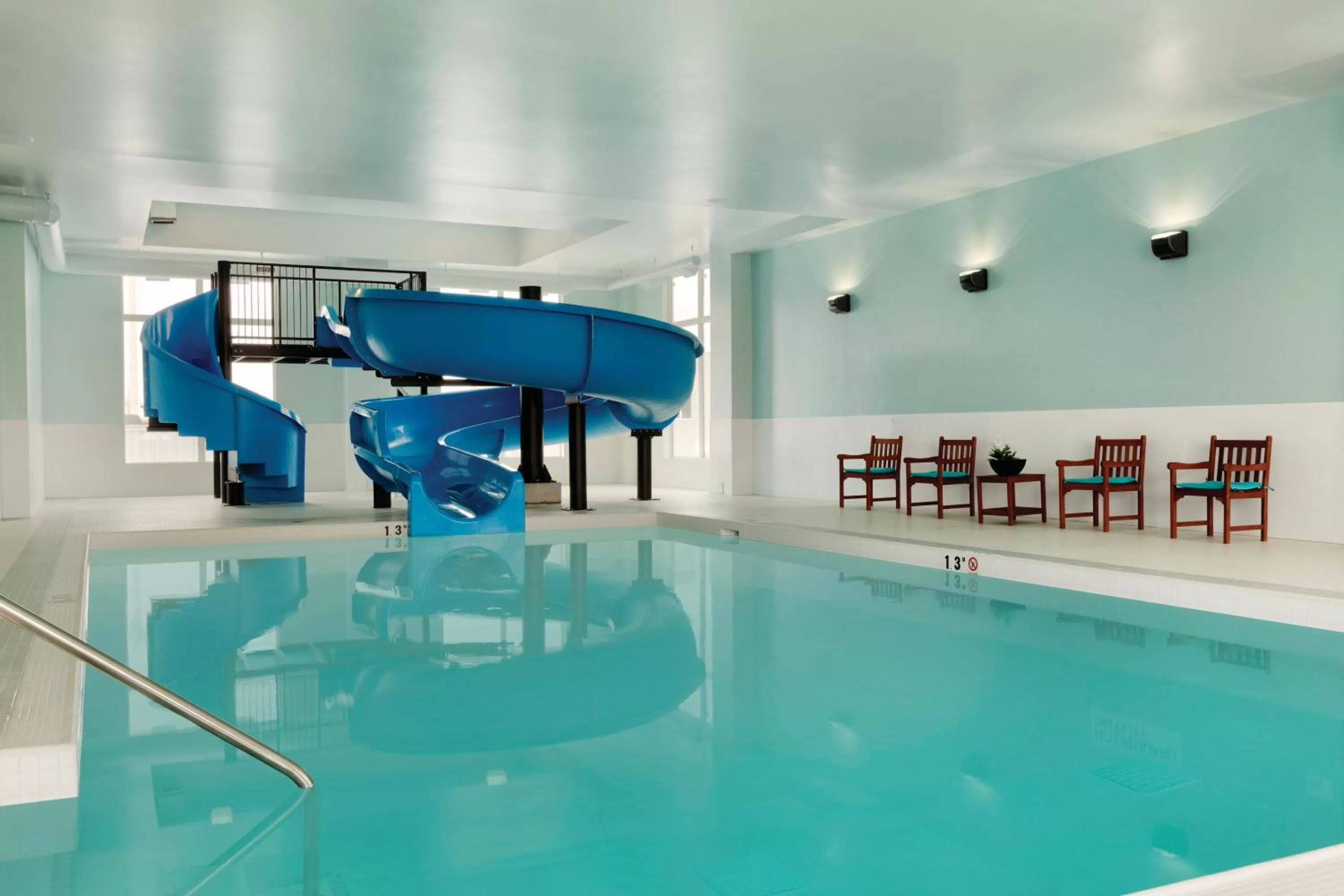 Swimming pool in Radisson Hotel & Conference Centre Calgary Airport