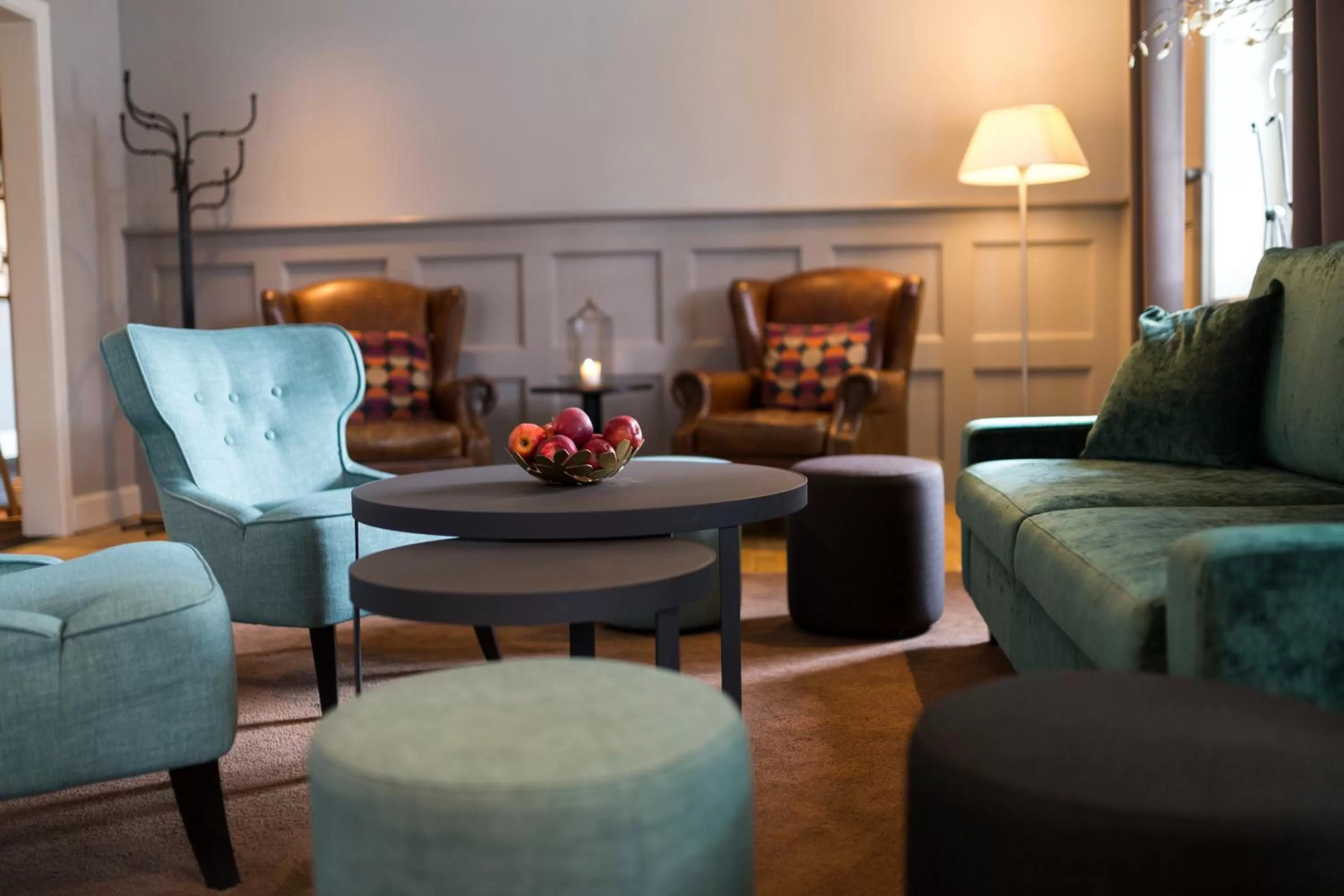 Communal lounge/ TV room in Home Hotel Uman