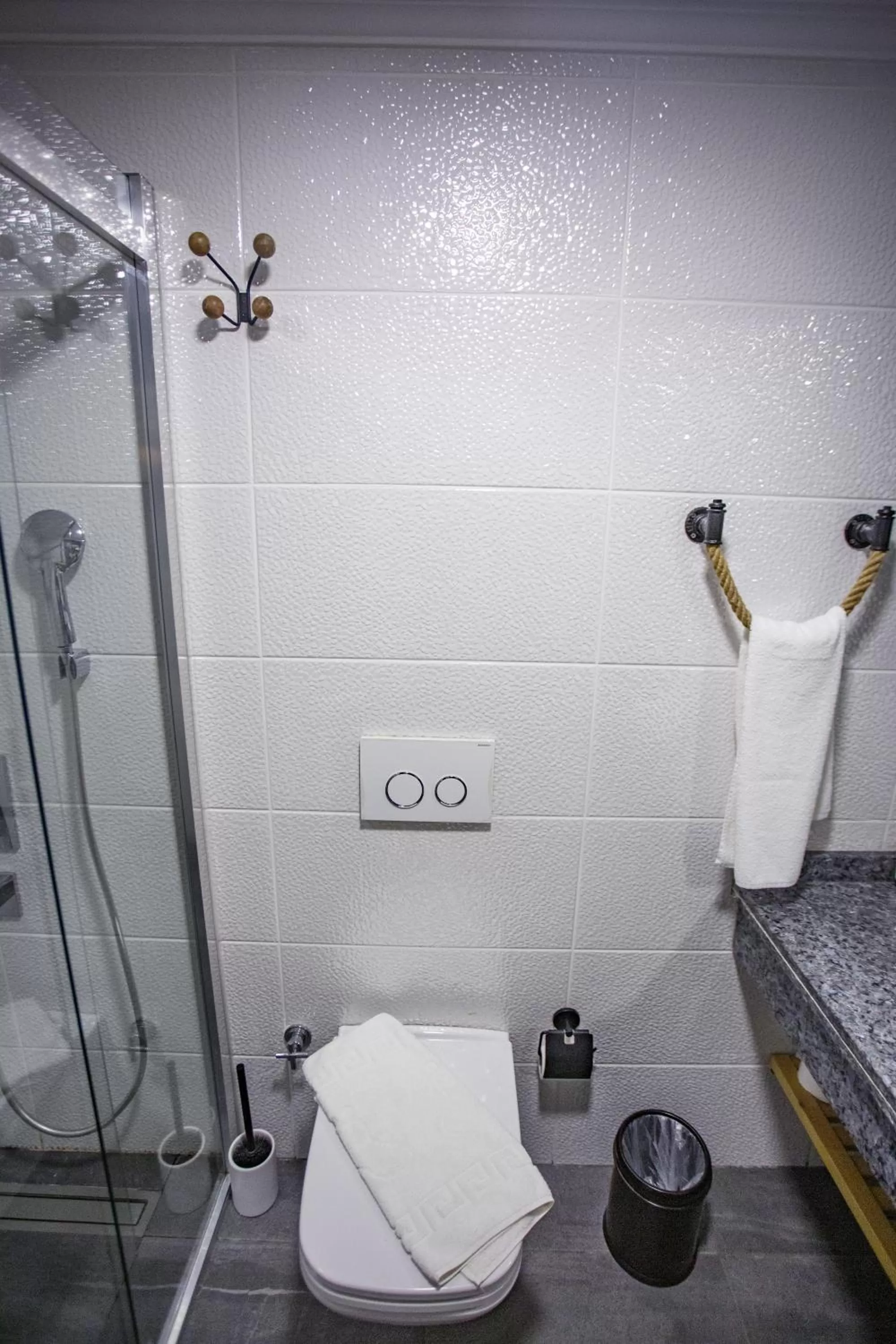 Shower in Istanbul Old City Colorful Houses Balat PETRION Hotel