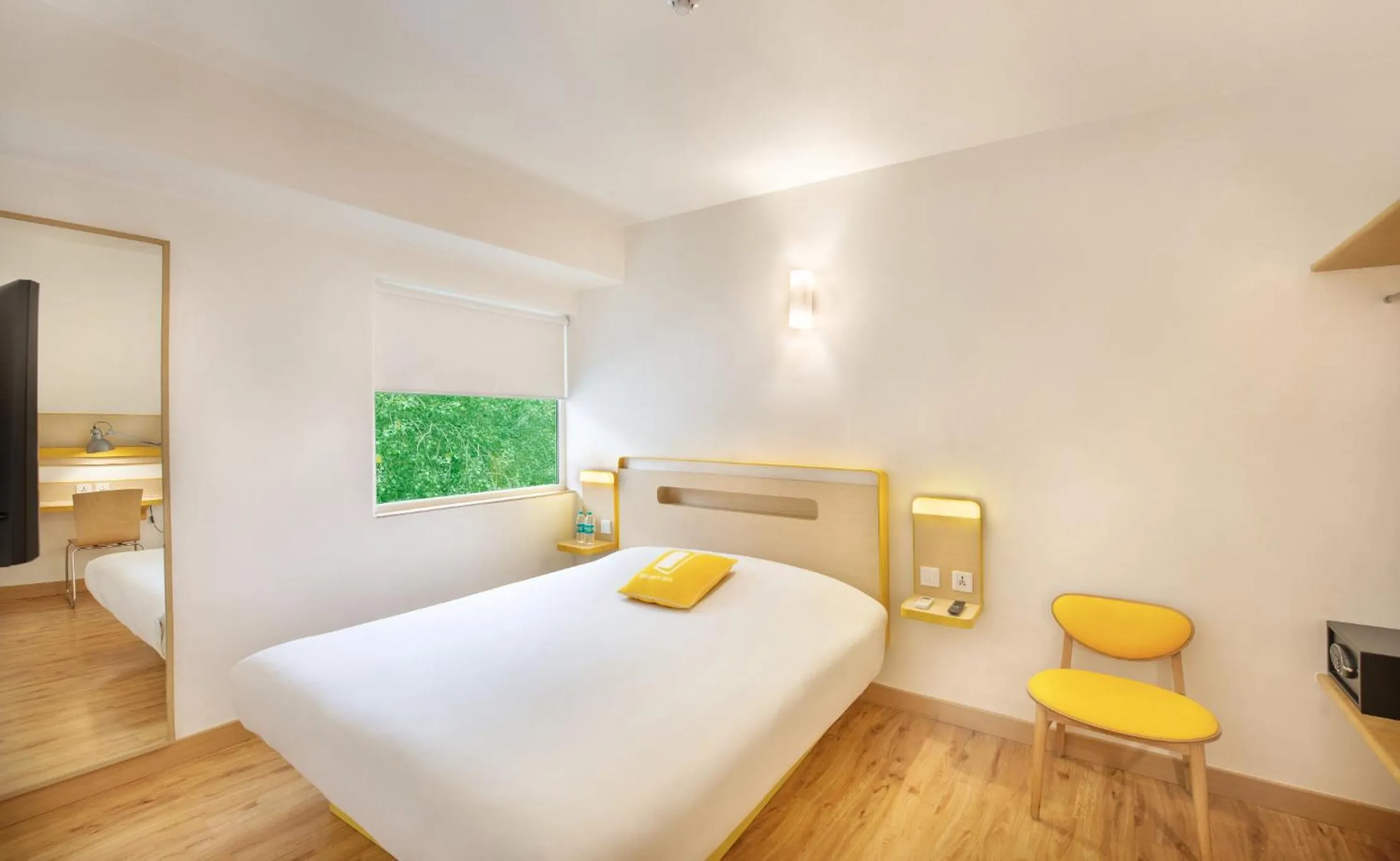 Photo of the whole room, Bed in bloomrooms @ Janpath