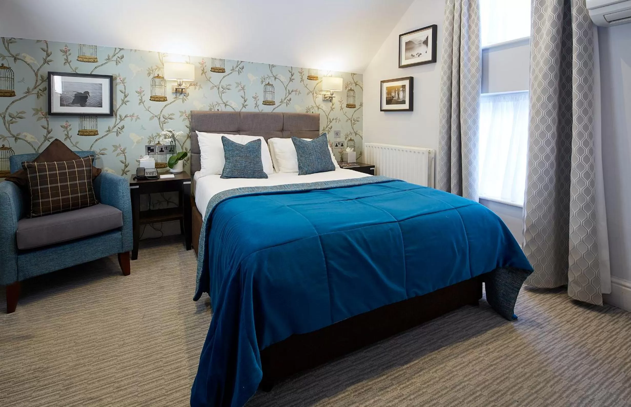 Bathroom, Bed in Mandolay Hotel Guildford
