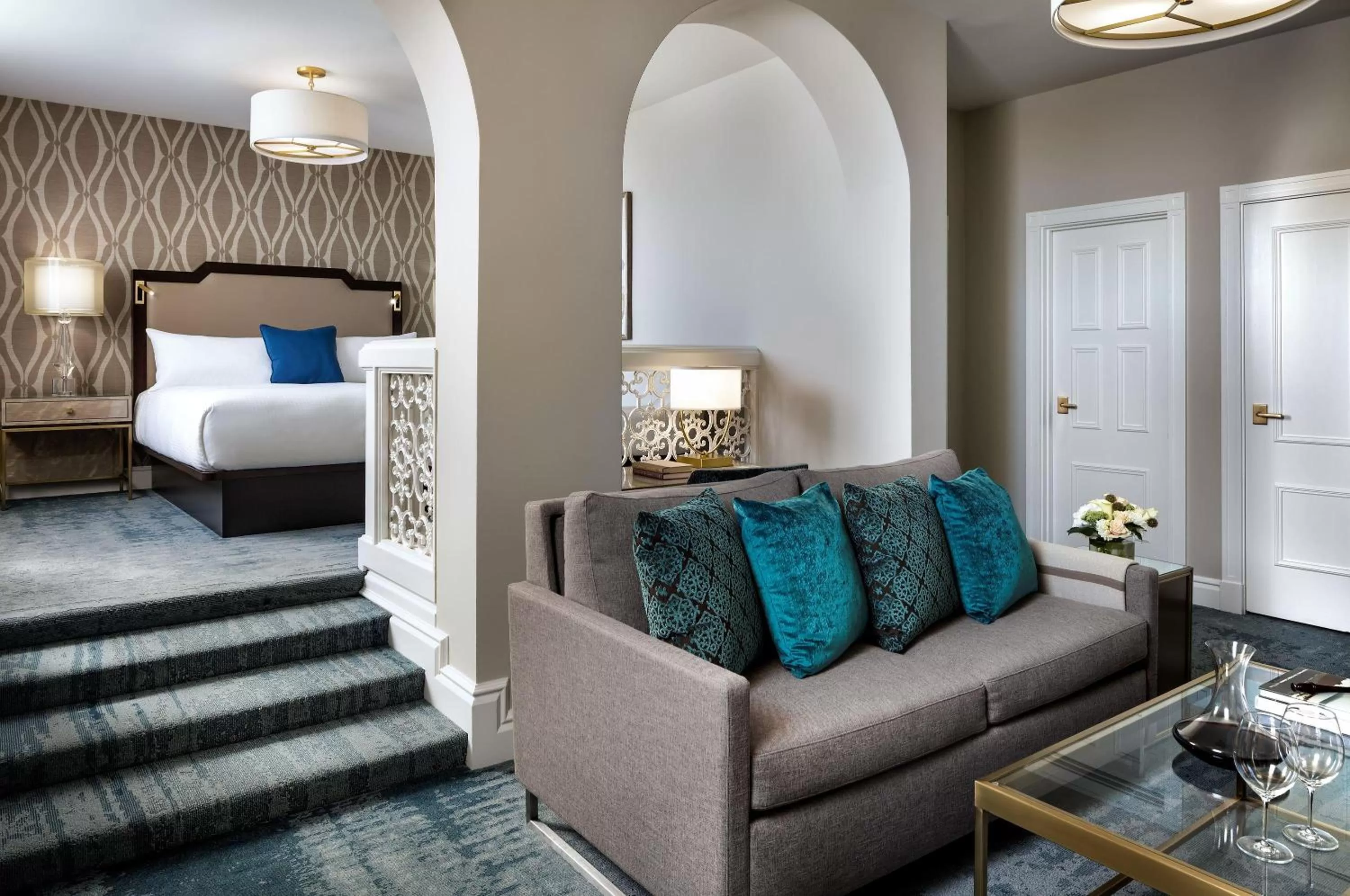 Living room, Bed in Fairmont Empress Hotel