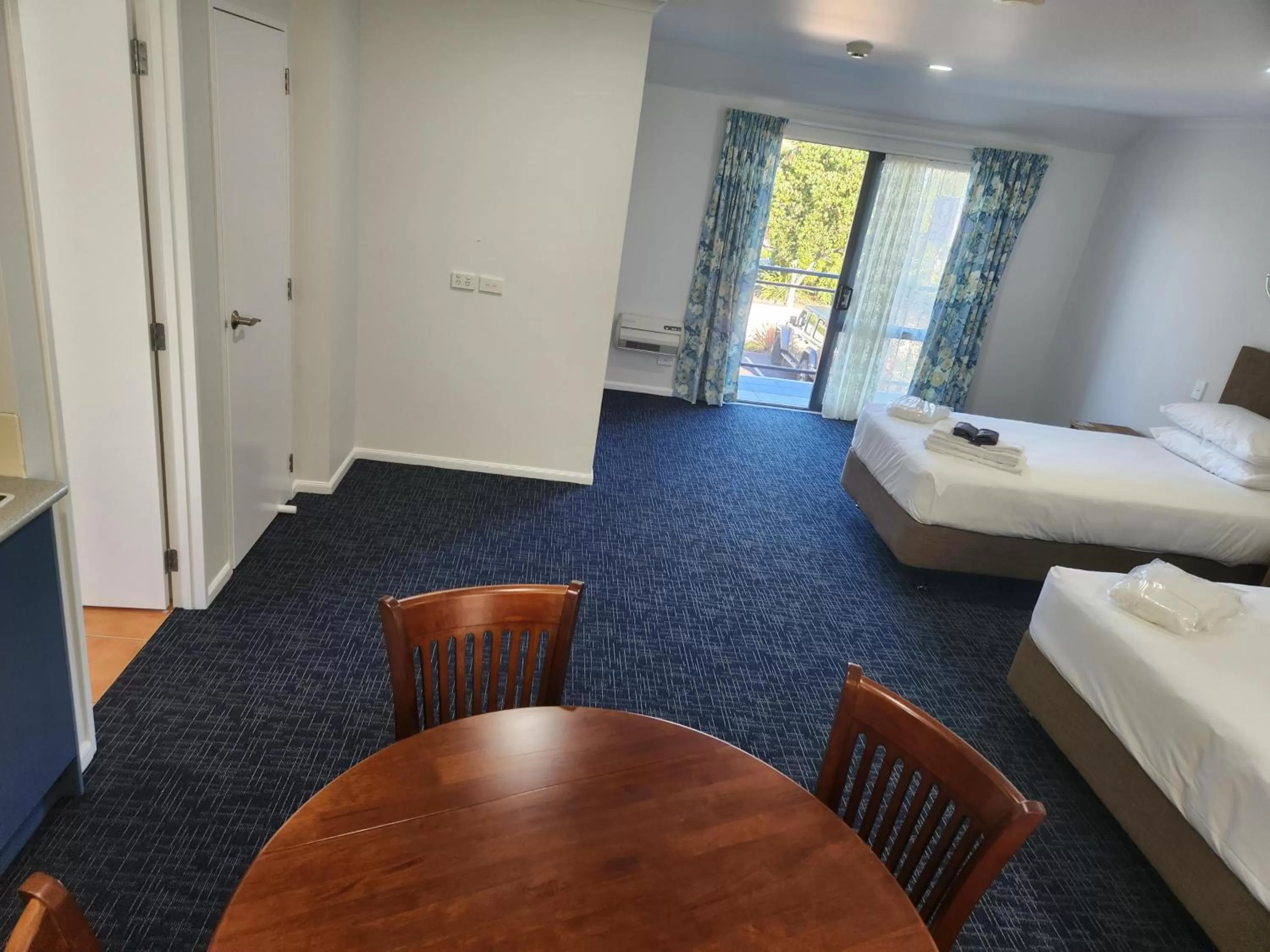 Bed in Botany Palms Motel