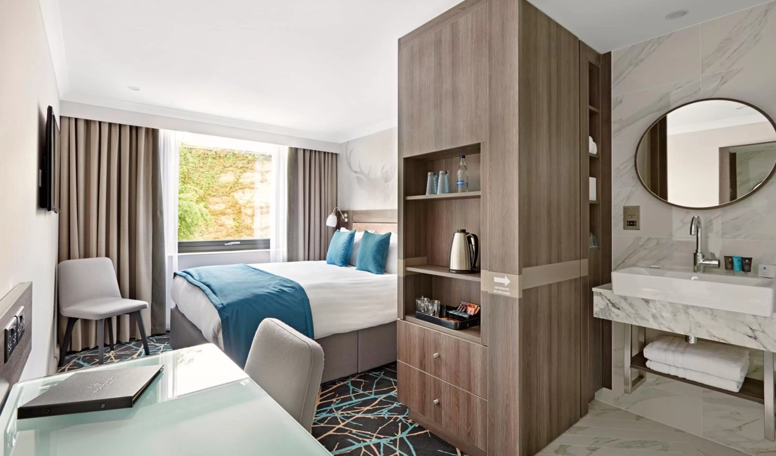 Photo of the whole room, Bed in Richmond Hill Hotel