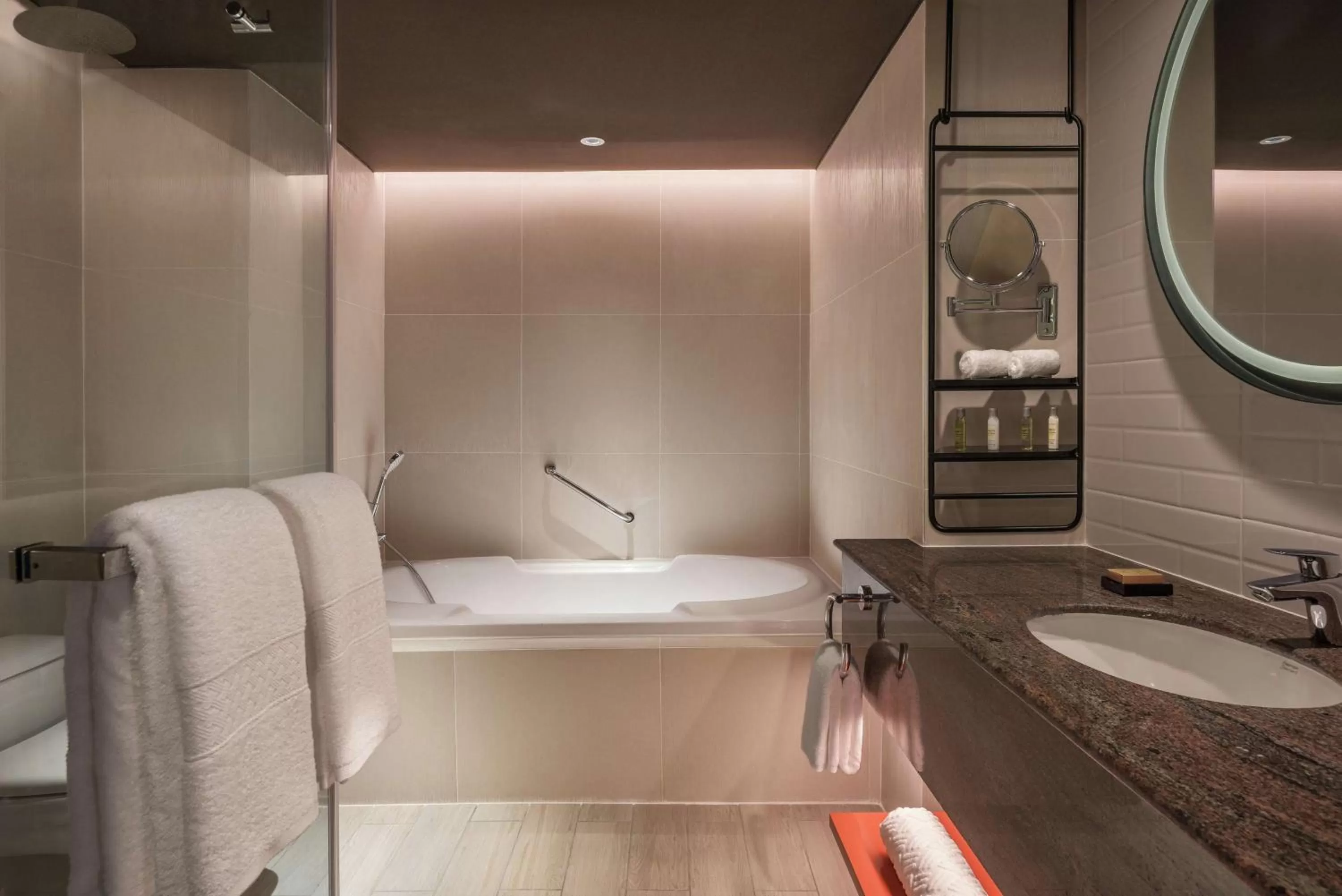 Shower in DoubleTree by Hilton Bangkok Ploenchit