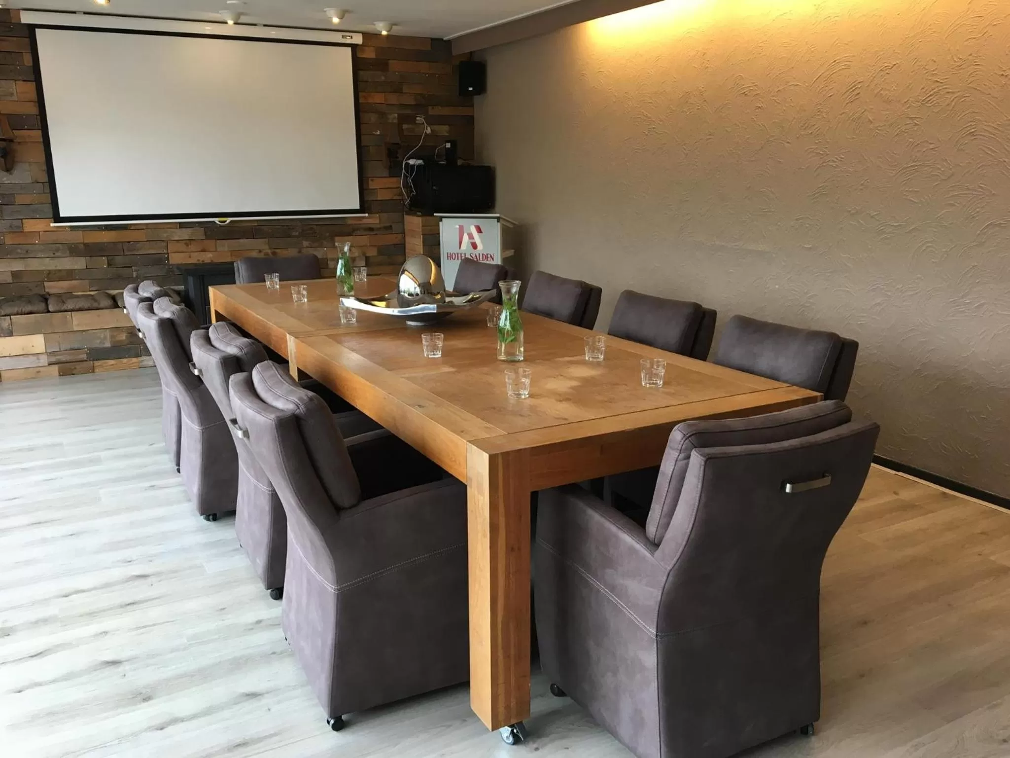 Business facilities, Dining Area in Hotel Salden