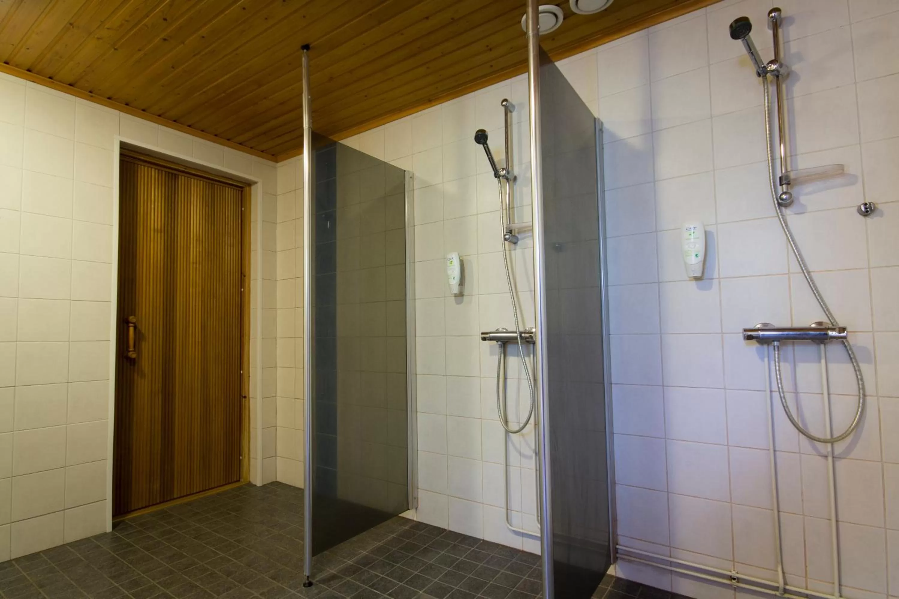 Shower, Bathroom in Hotelli Pesti