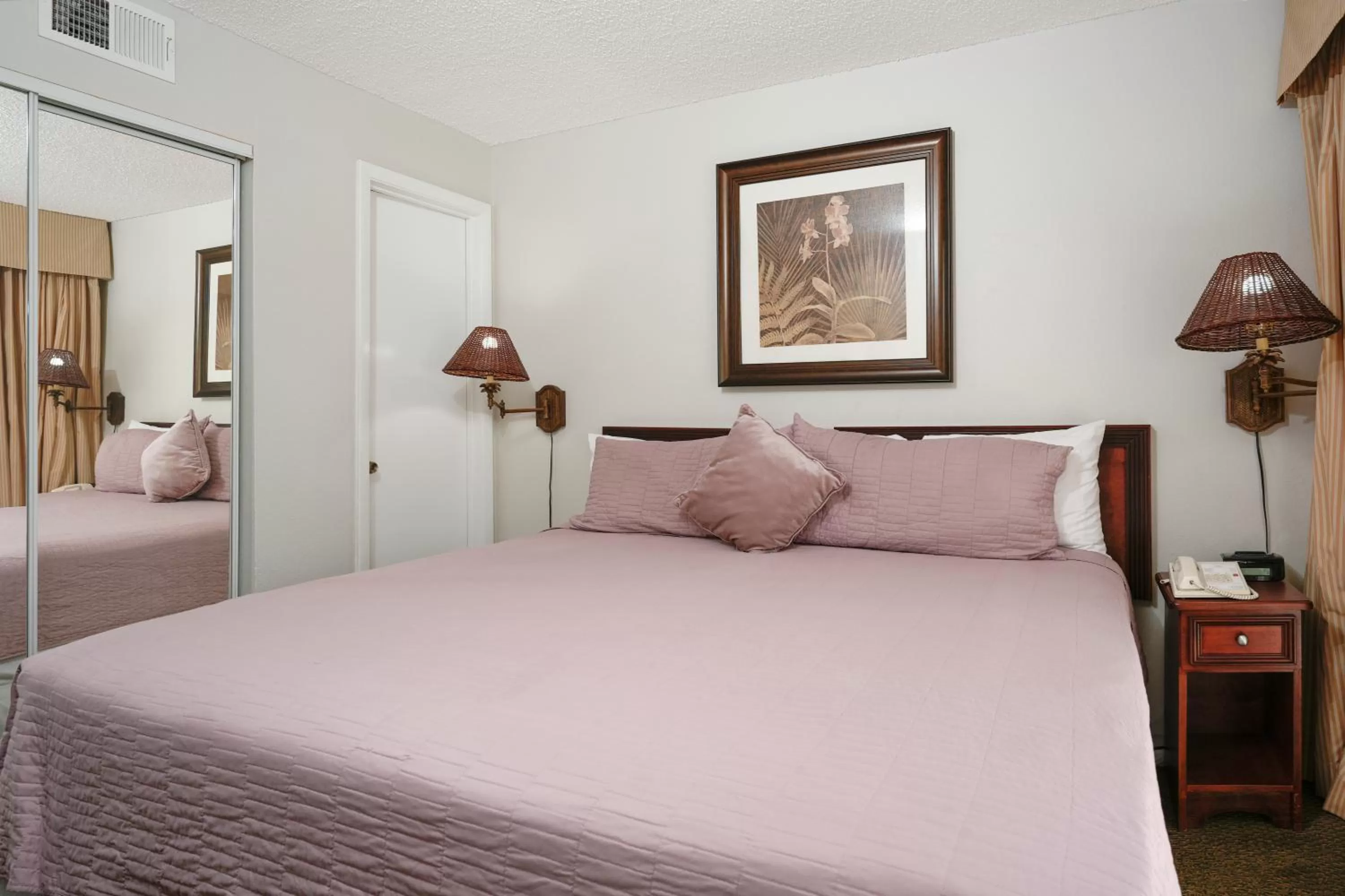 Bedroom, Bed in Parc Corniche Condominium Suites