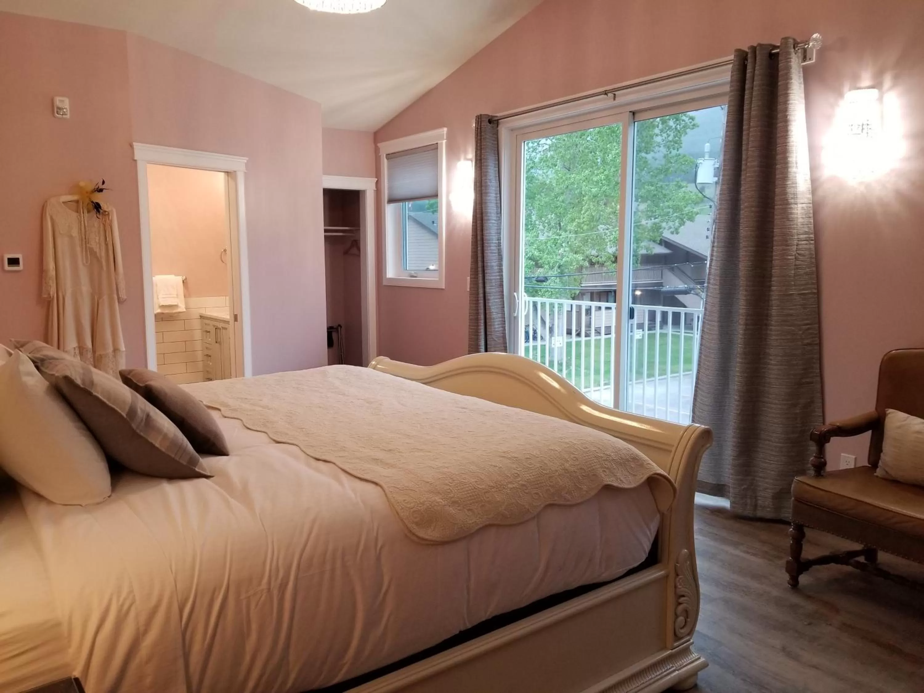 Balcony/Terrace, Bed in Lady MacDonald Country Inn