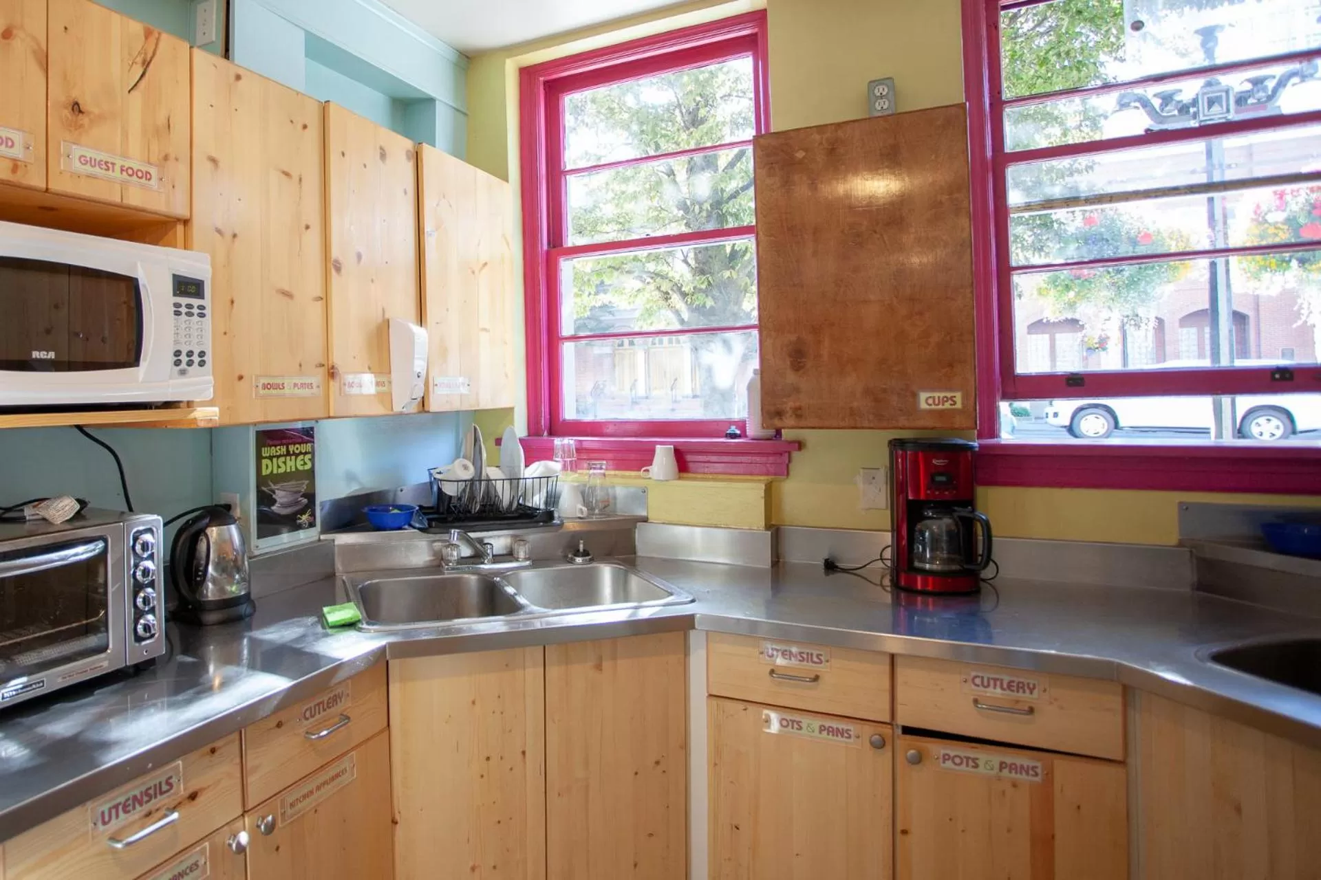 Communal kitchen in Ocean Island Inn | Backpackers | Suites