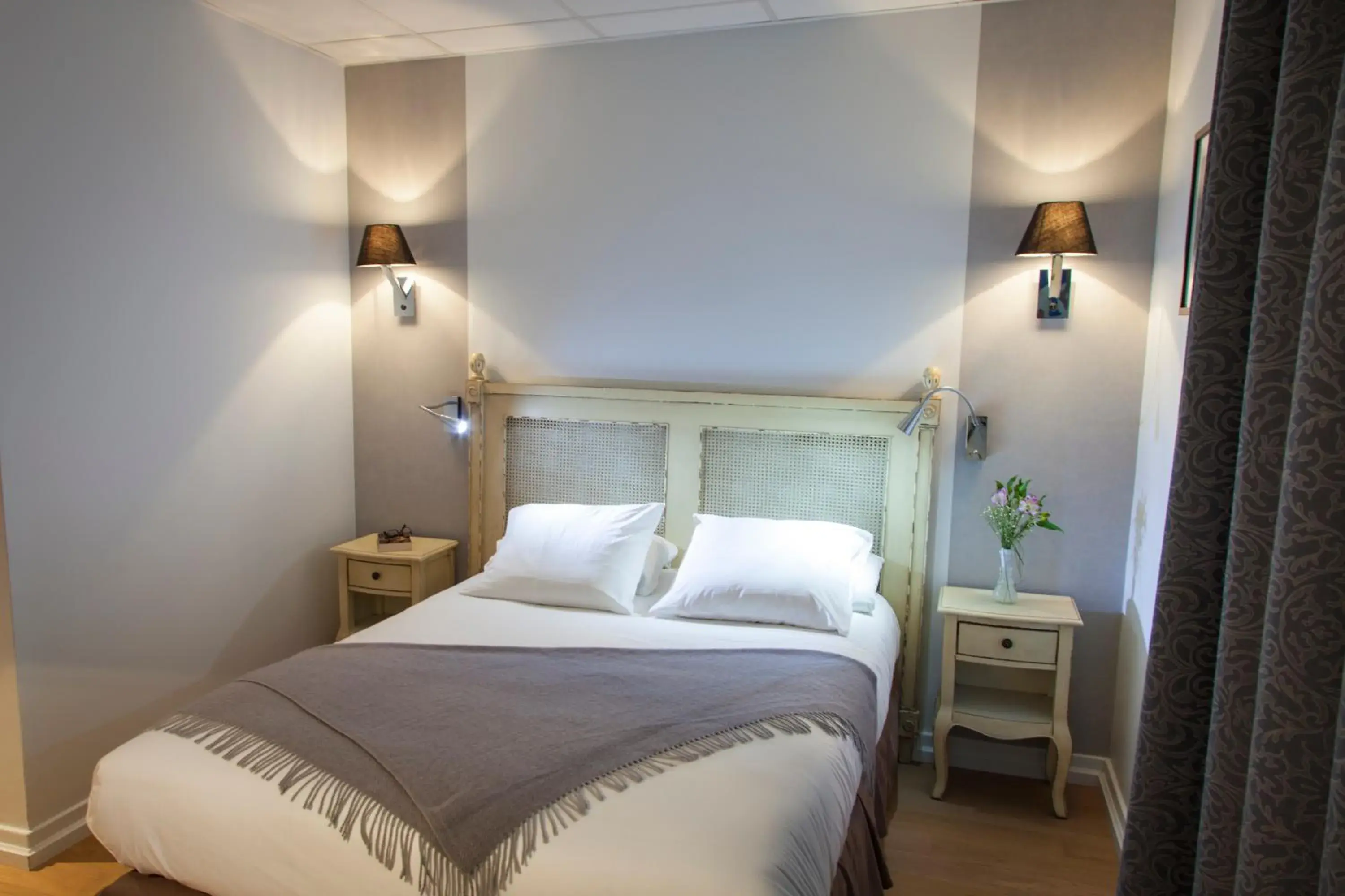 Comfort Double Room in Logis Hostellerie des Clos et restaurant Bistrot des grands crus Comfort Double Room in Logis Hostellerie des Clos et restaurant Bistrot des grands crus