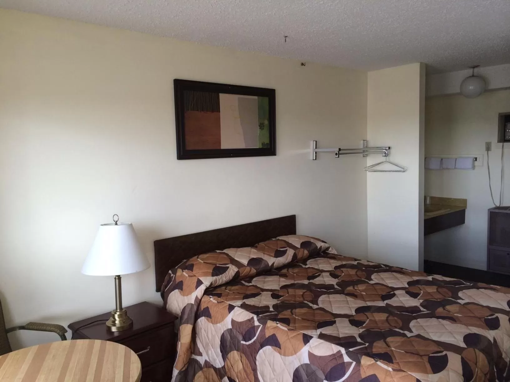 Bed in Wheel Inn Motel