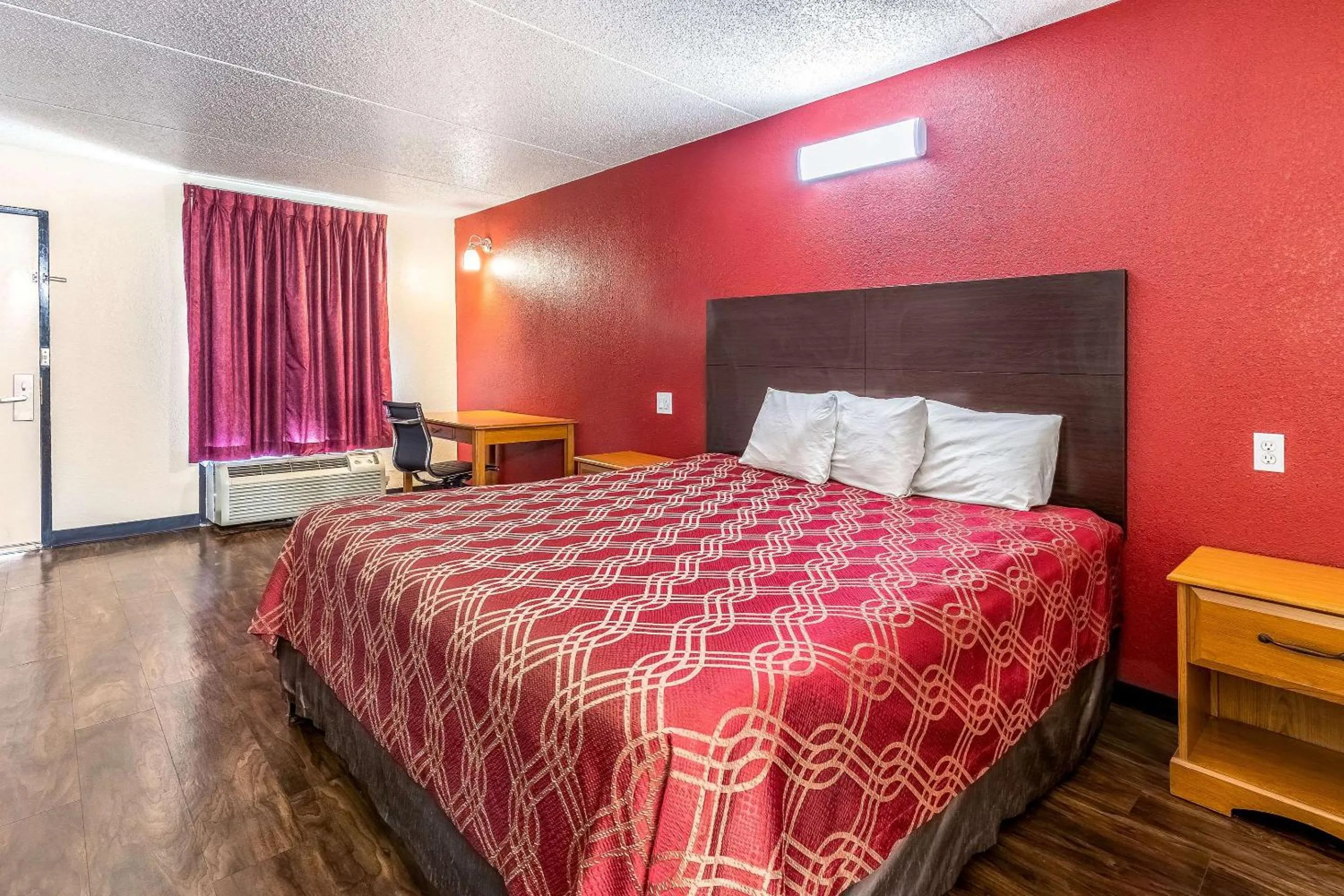 Photo of the whole room, Bed in Econo Lodge Knoxville West - Turkey Creek