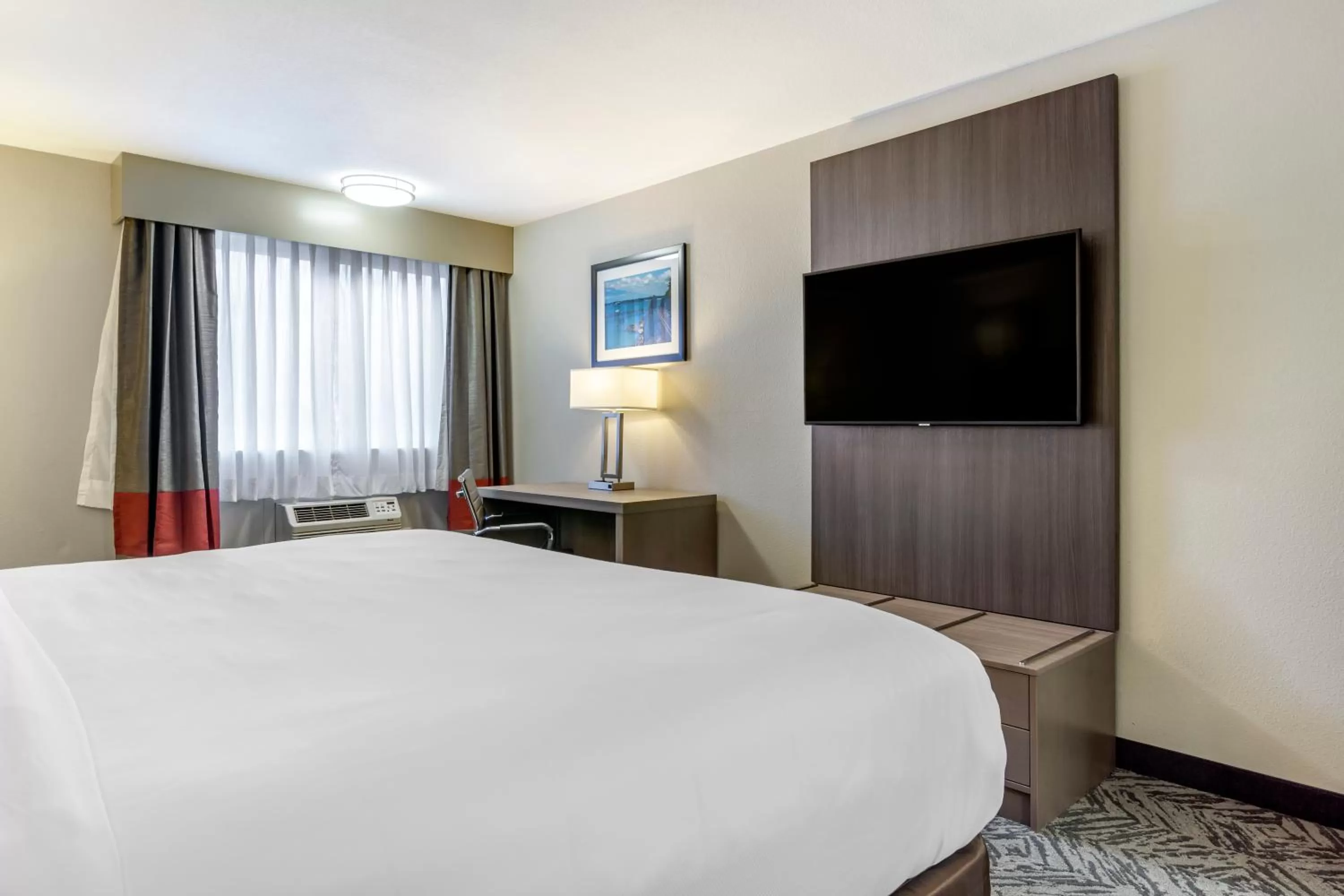 TV and multimedia, Bed in Comfort Inn & Suites Pacific - Auburn