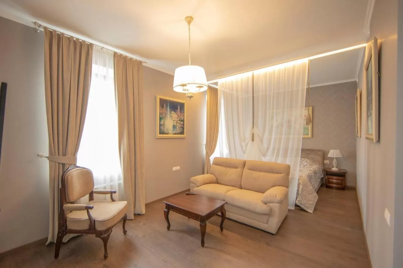 Photo of the whole room, Seating Area in Hotel "Mandarin Clubhouse"