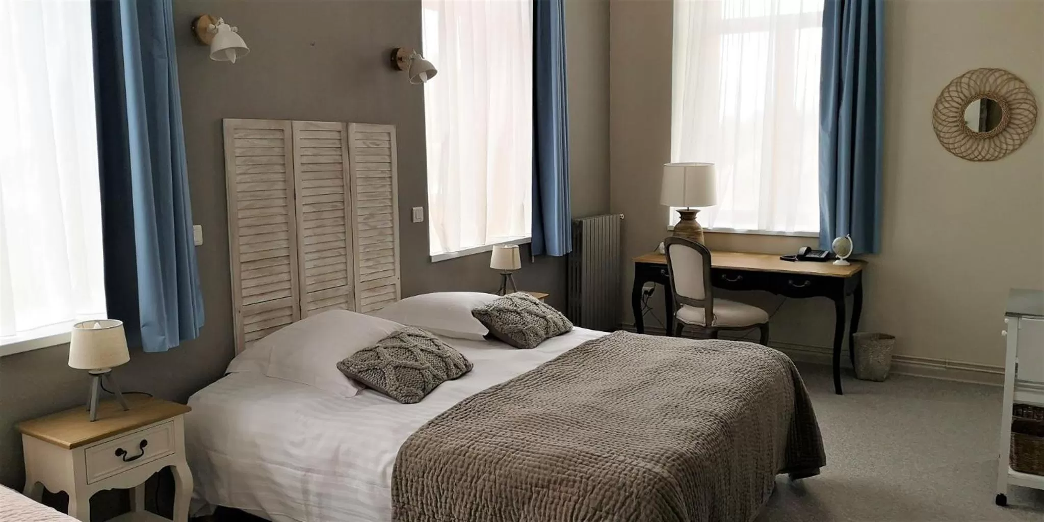 Photo of the whole room, Bed in Centre Bol Vert