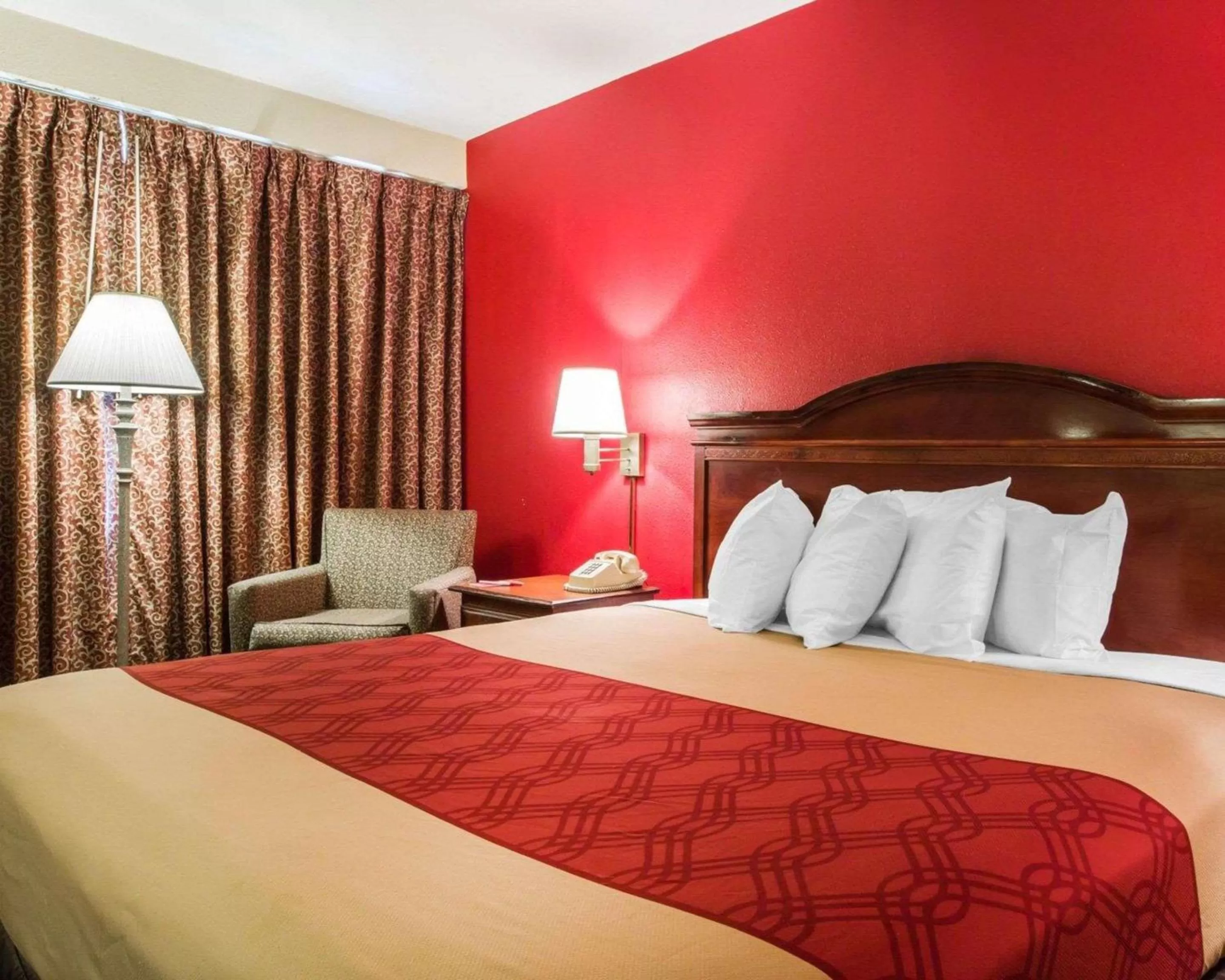 Photo of the whole room, Bed in Econo Lodge Atlanta College Park