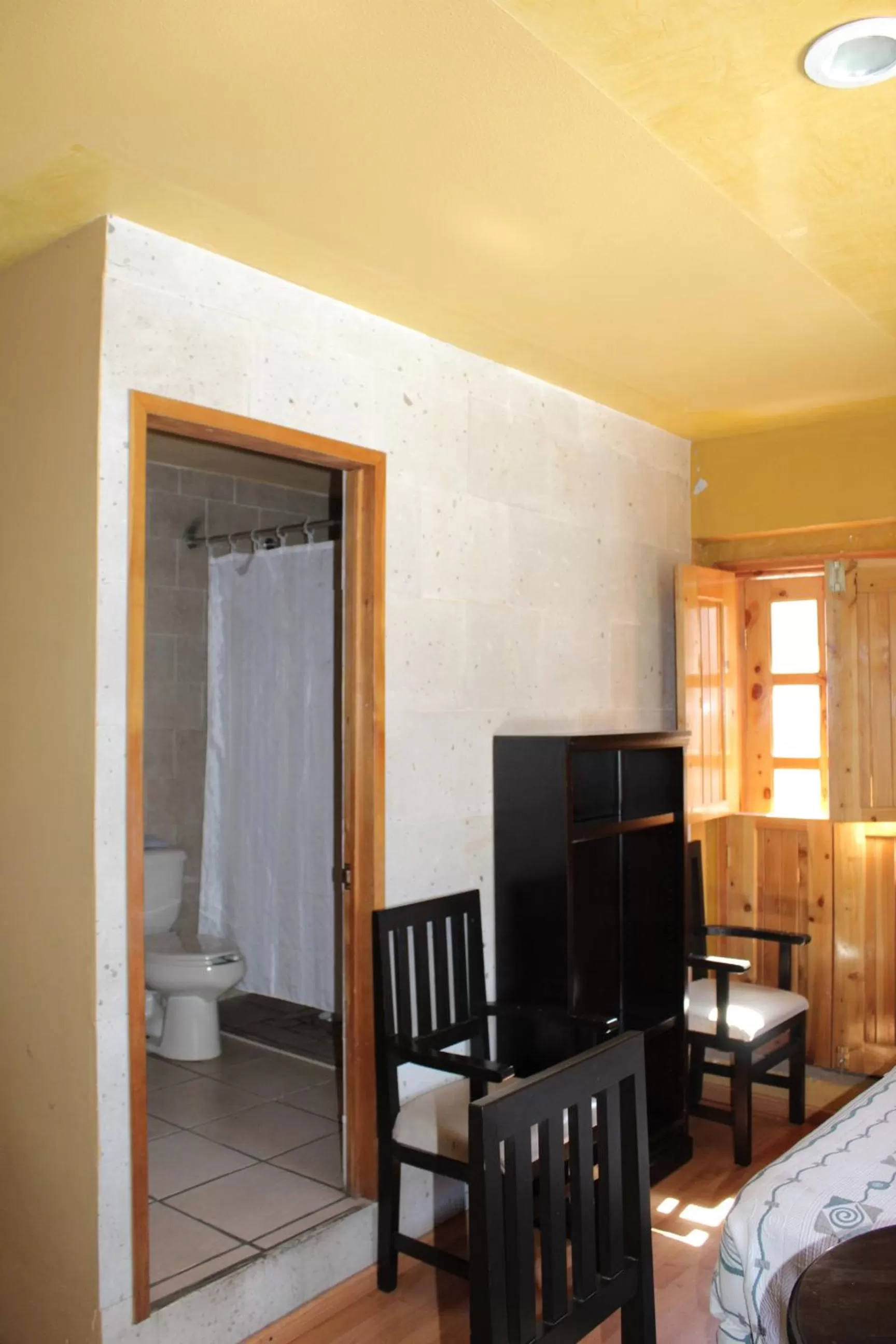 Bathroom, Bed in Hotel Plaza Mayor