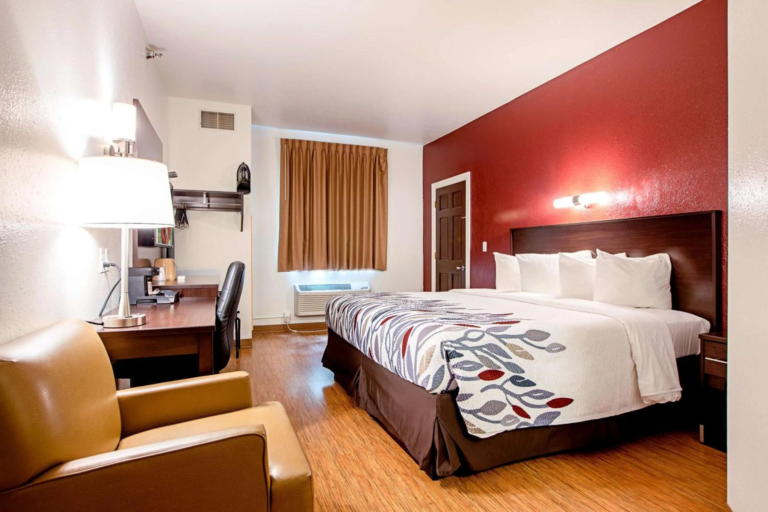 Photo of the whole room, Bed in Seasons Inn Traverse City