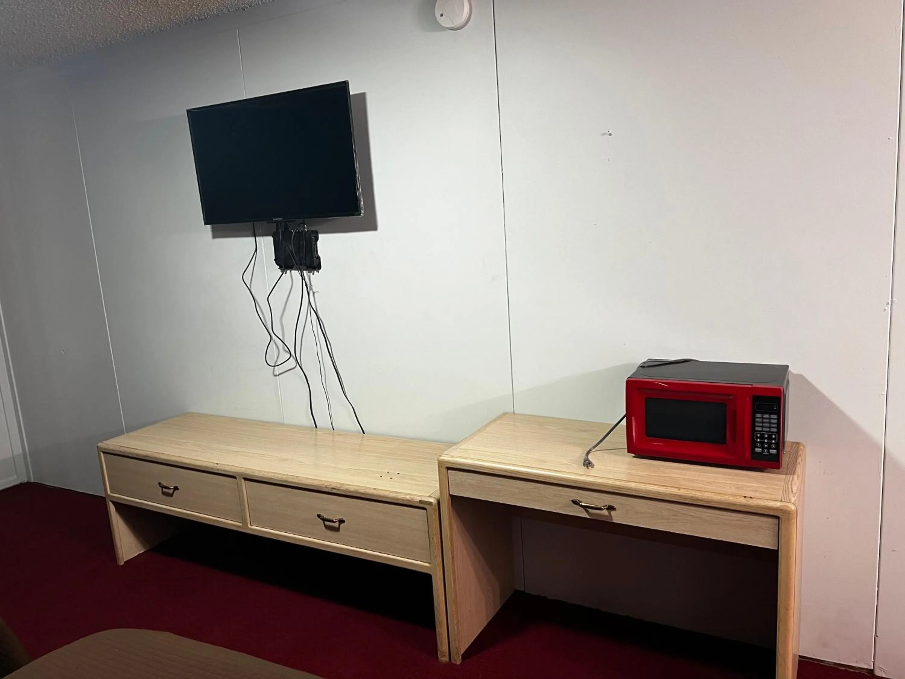 TV/Entertainment Center in OYO Hotel Colby, KS