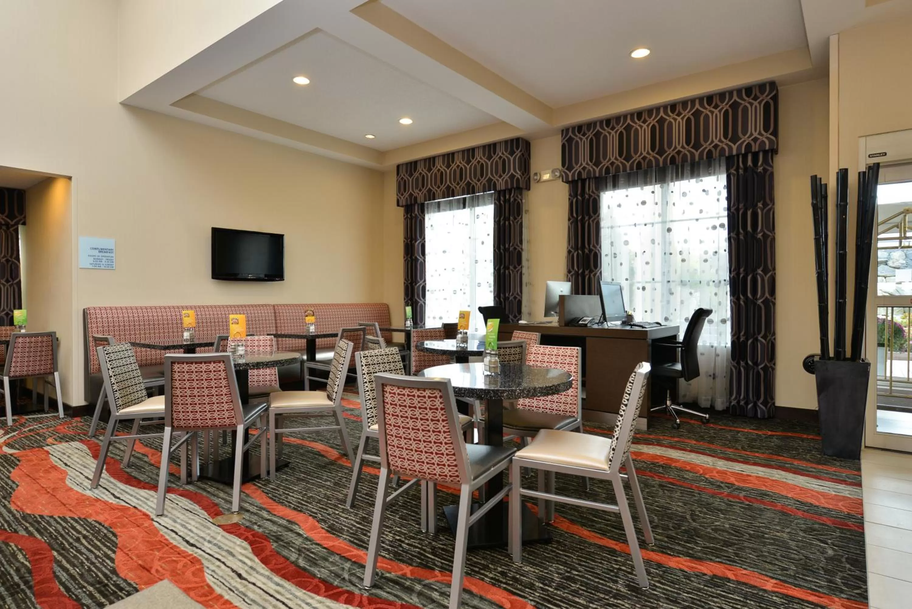 Communal lounge/ TV room in Holiday Inn Express Boston-Milford by IHG
