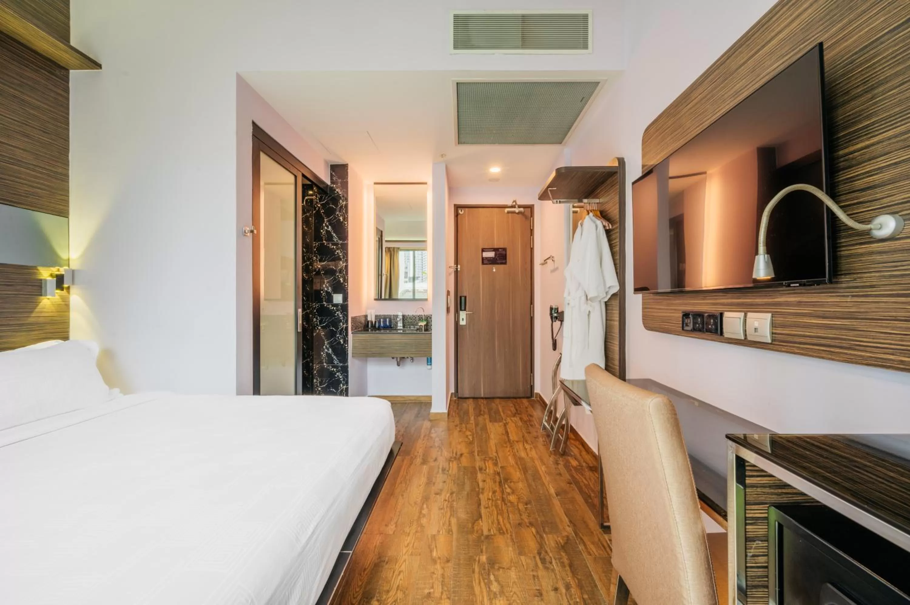 TV and multimedia, Bed in Mercure Singapore Tyrwhitt