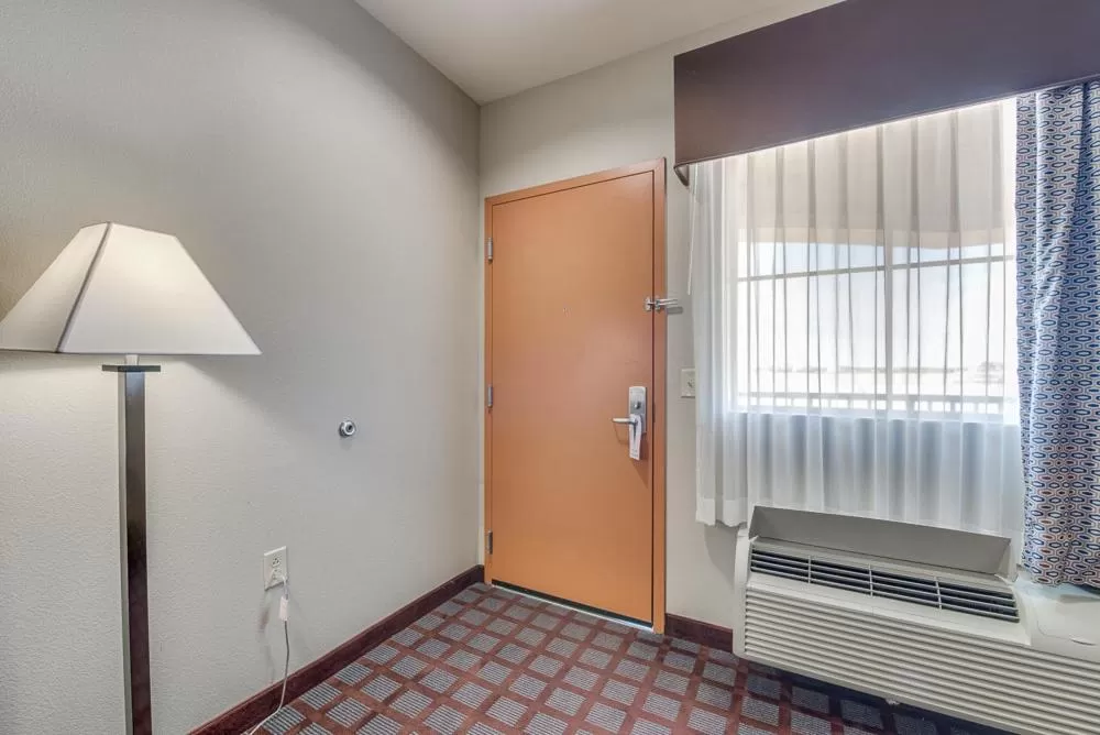 Bed in Executive Inn & Suites Cushing