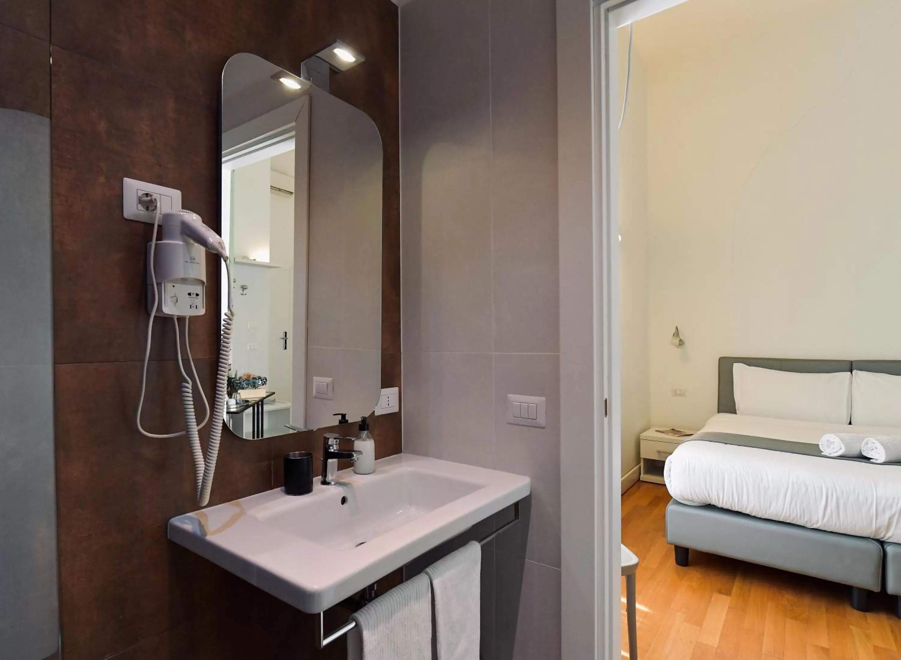Bathroom, Bed in Suites Farnese Design